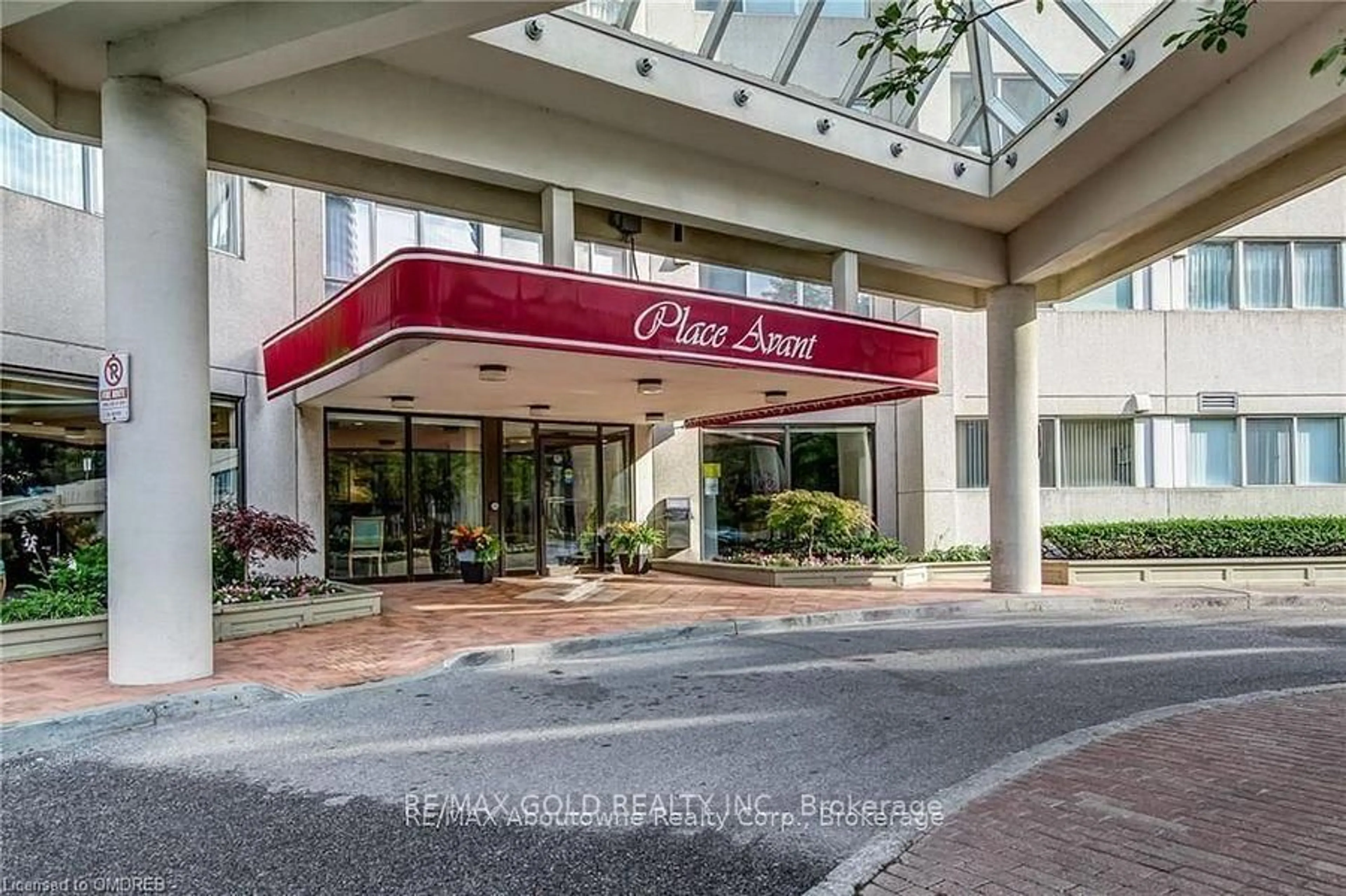 Indoor foyer for 3700 Kaneff Cres #2108, Mississauga Ontario L5A 4B8