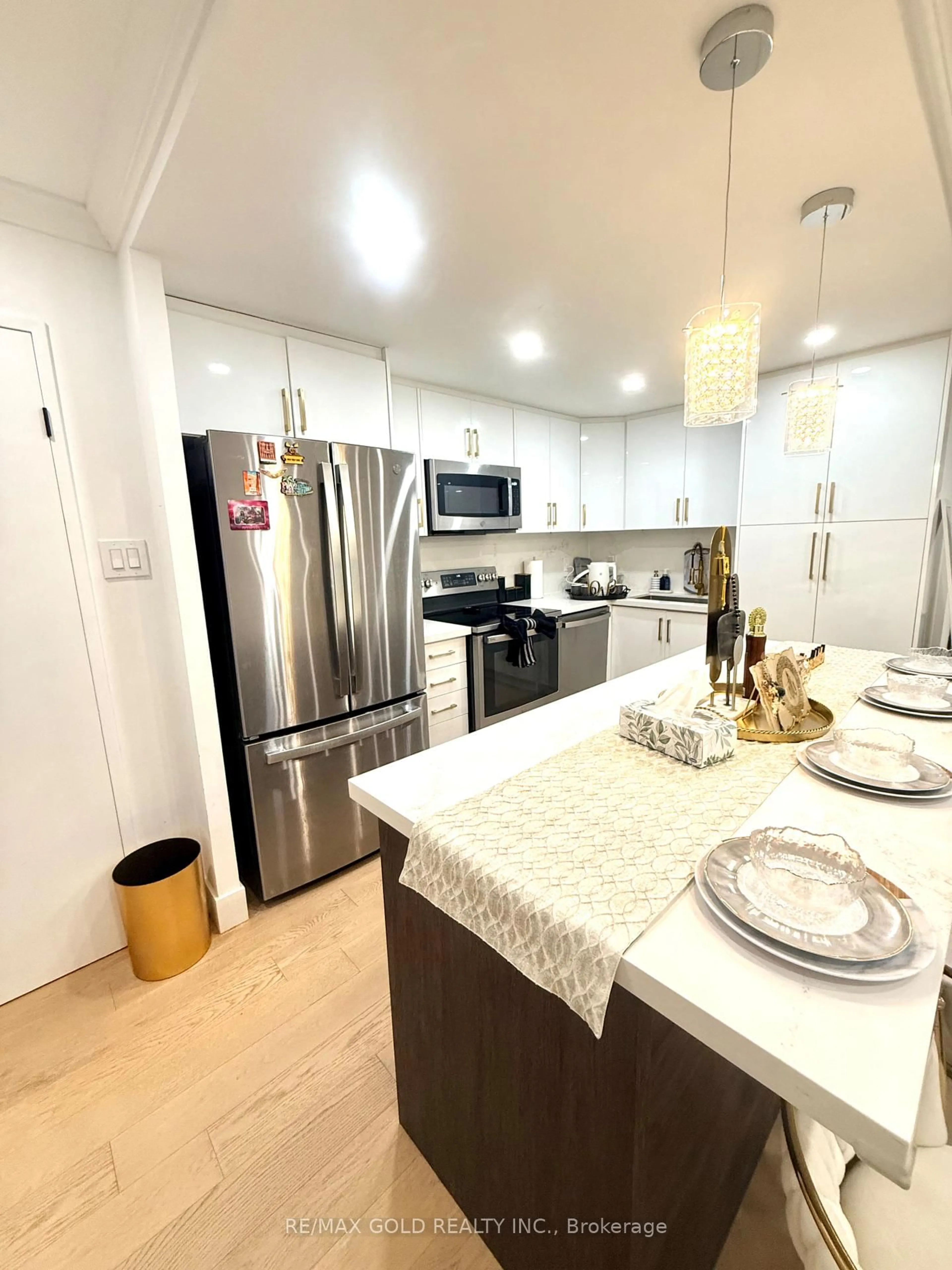 Open concept kitchen, unknown for 3700 Kaneff Cres #2108, Mississauga Ontario L5A 4B8