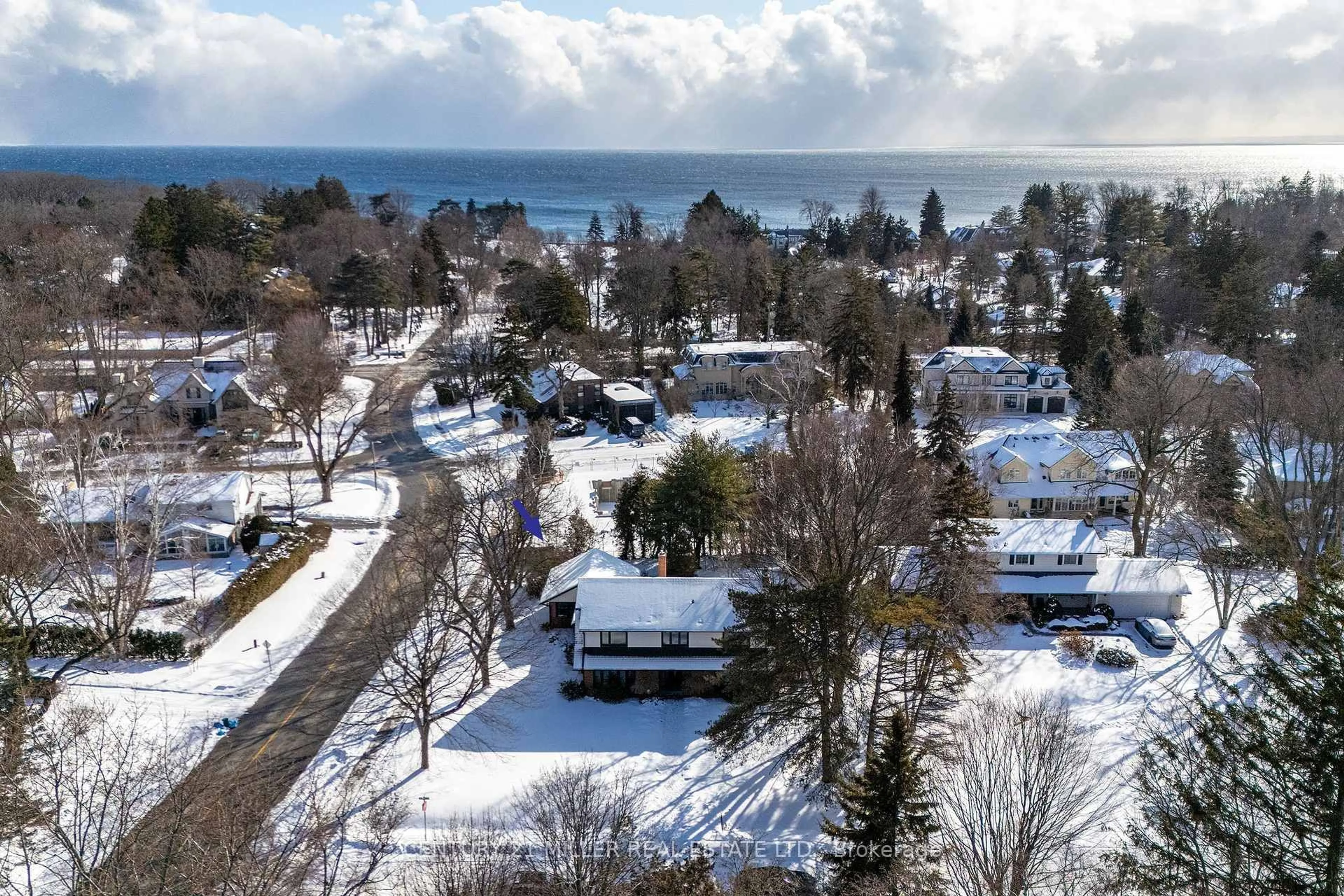 A pic from outside/outdoor area/front of a property/back of a property/a pic from drone, water/lake/river/ocean view for 134 Abbey Crt, Oakville Ontario L6J 4L1