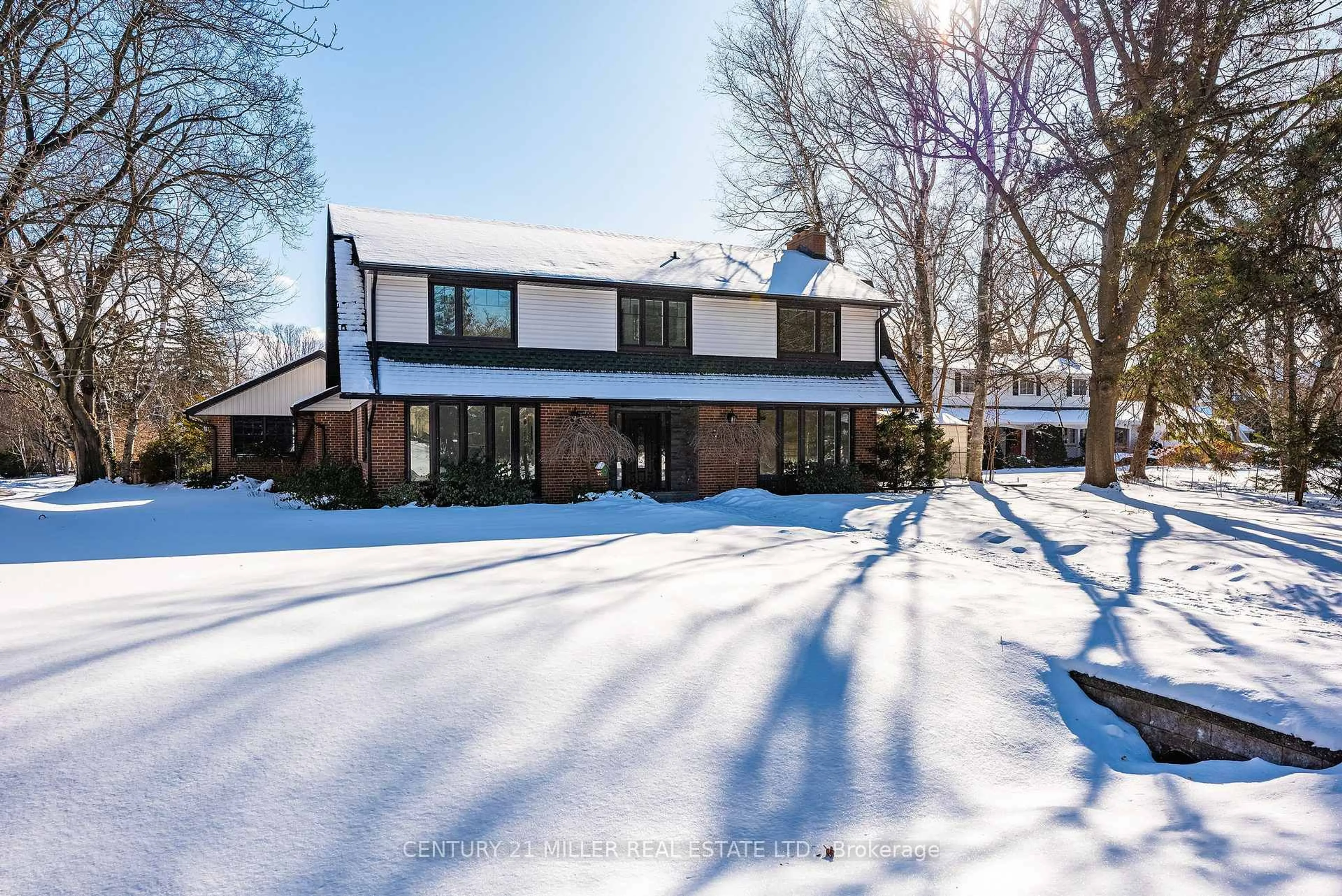 A pic from outside/outdoor area/front of a property/back of a property/a pic from drone, street for 134 Abbey Crt, Oakville Ontario L6J 4L1