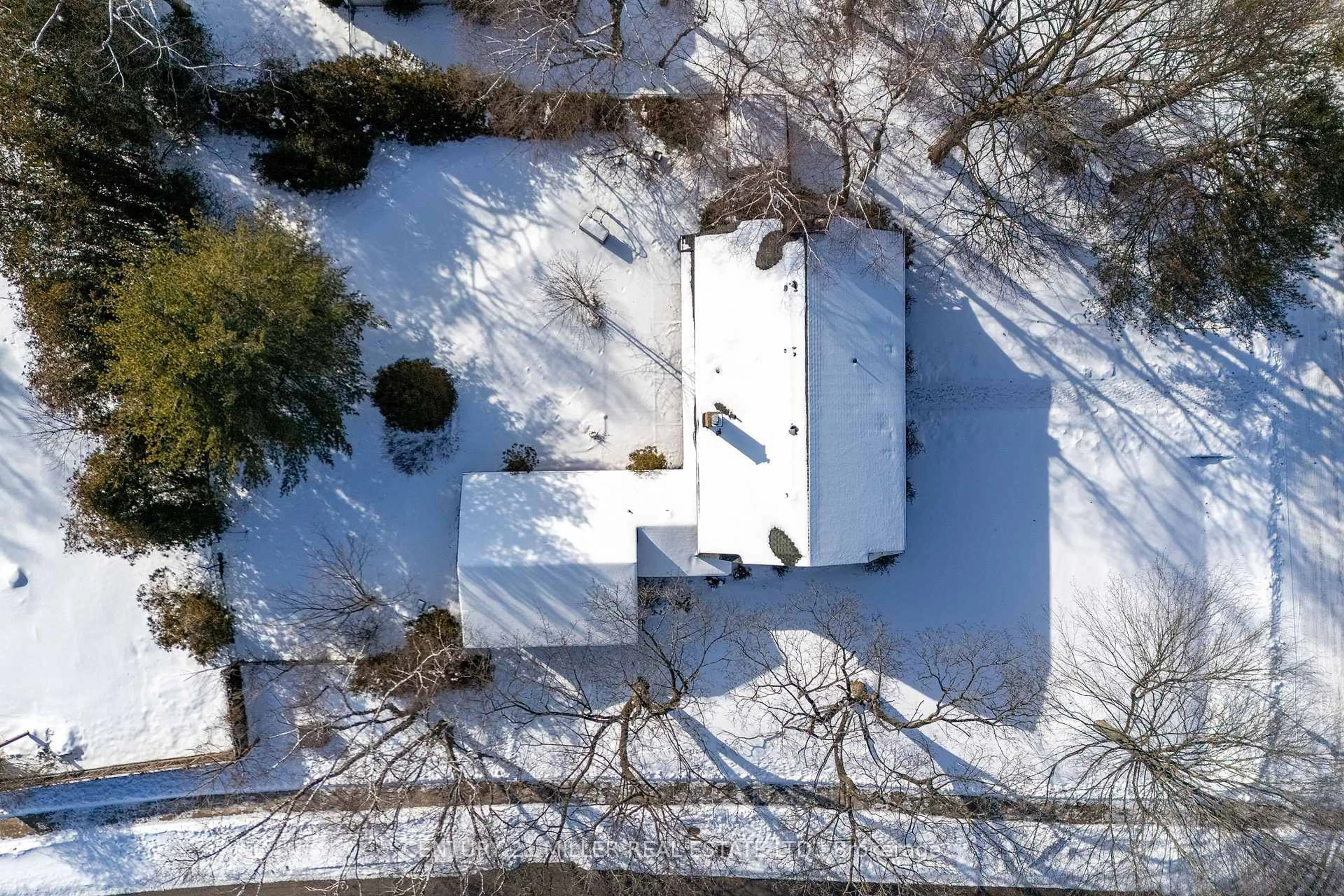 A pic from outside/outdoor area/front of a property/back of a property/a pic from drone, unknown for 134 Abbey Crt, Oakville Ontario L6J 4L1
