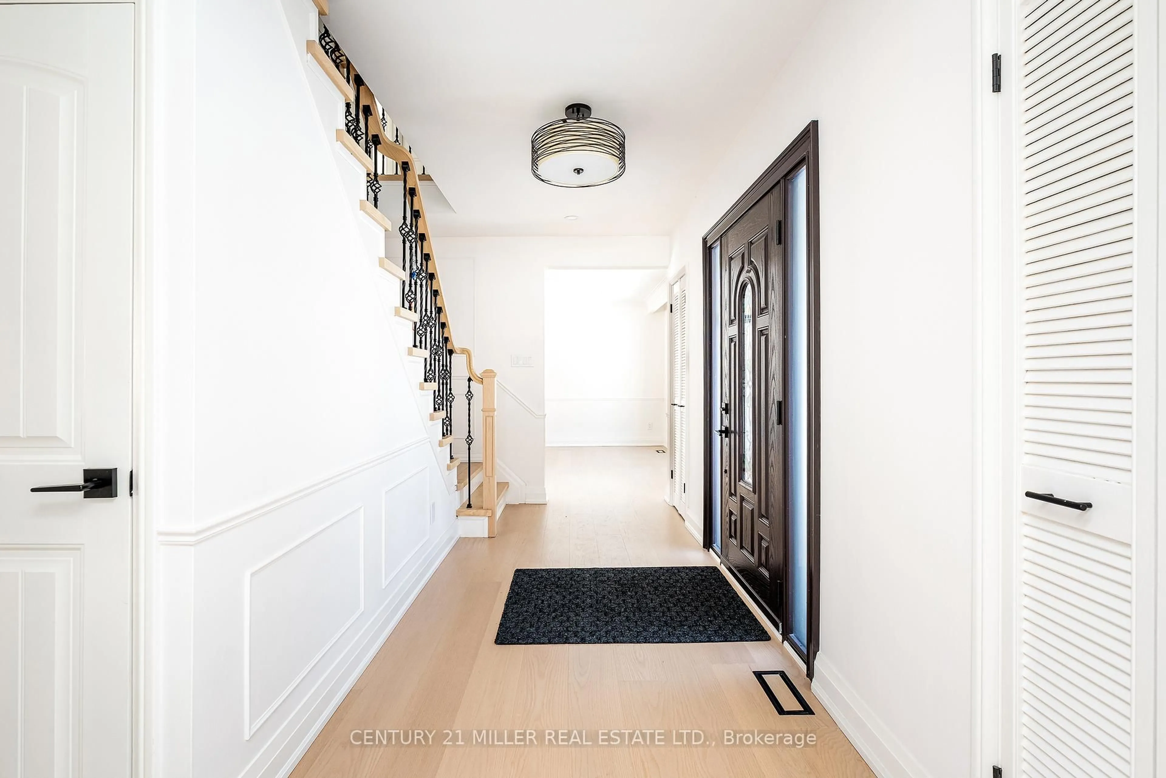 Indoor entryway for 134 Abbey Crt, Oakville Ontario L6J 4L1
