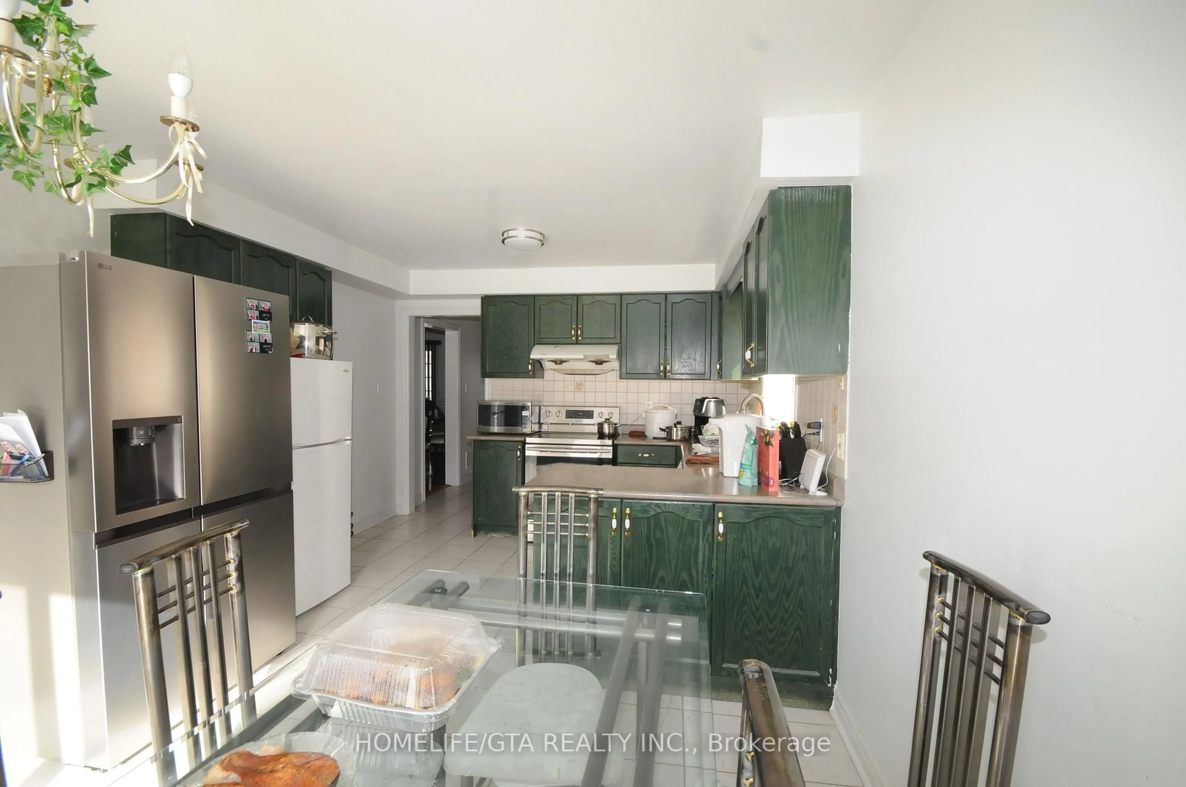 Open concept kitchen, ceramic/tile floor for 18 Velvet Grass Lane, Brampton Ontario L6R 1W6