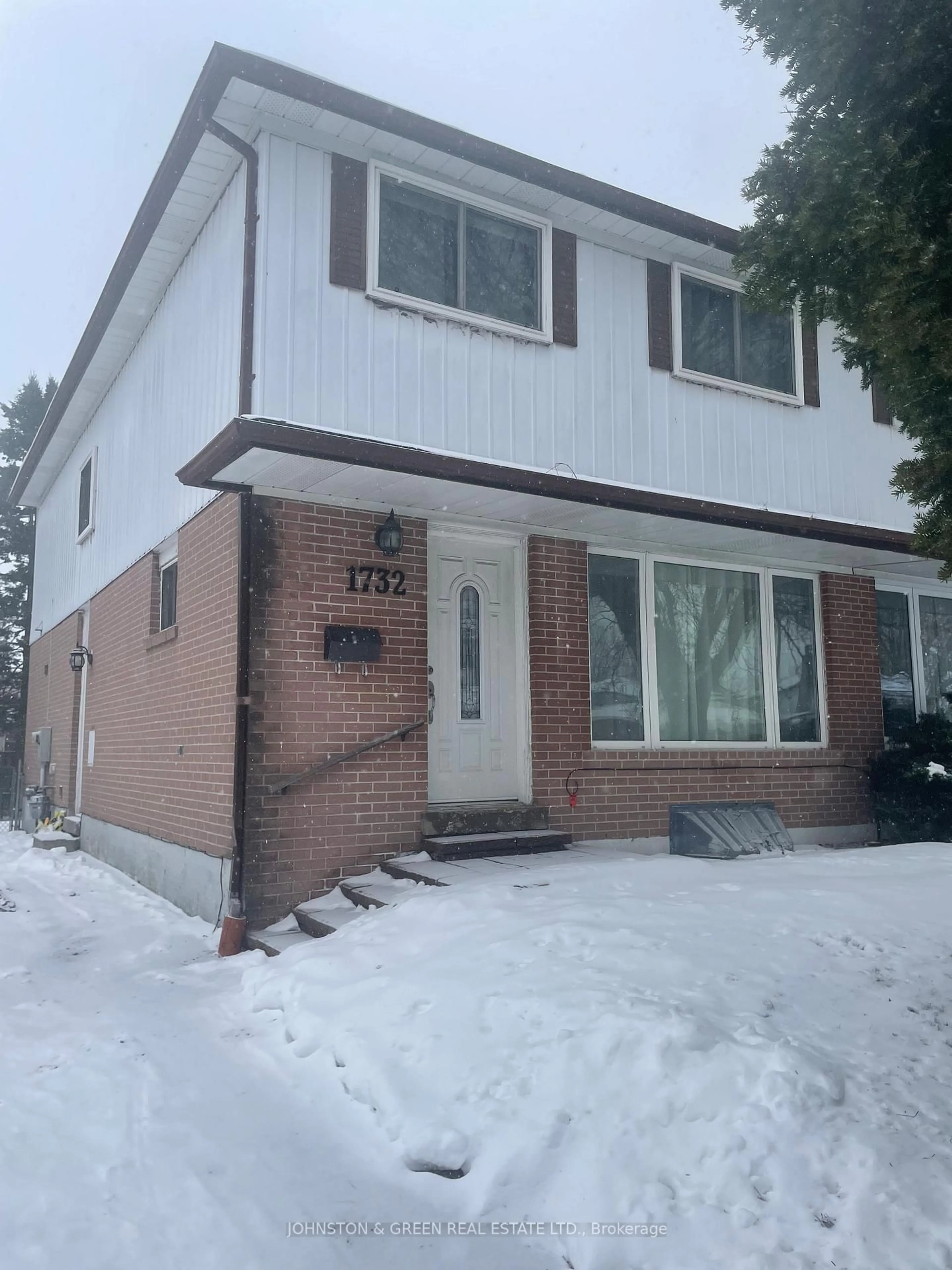 Home with brick exterior material, street for 1732 Oberon Cres, Mississauga Ontario L4X 2K8