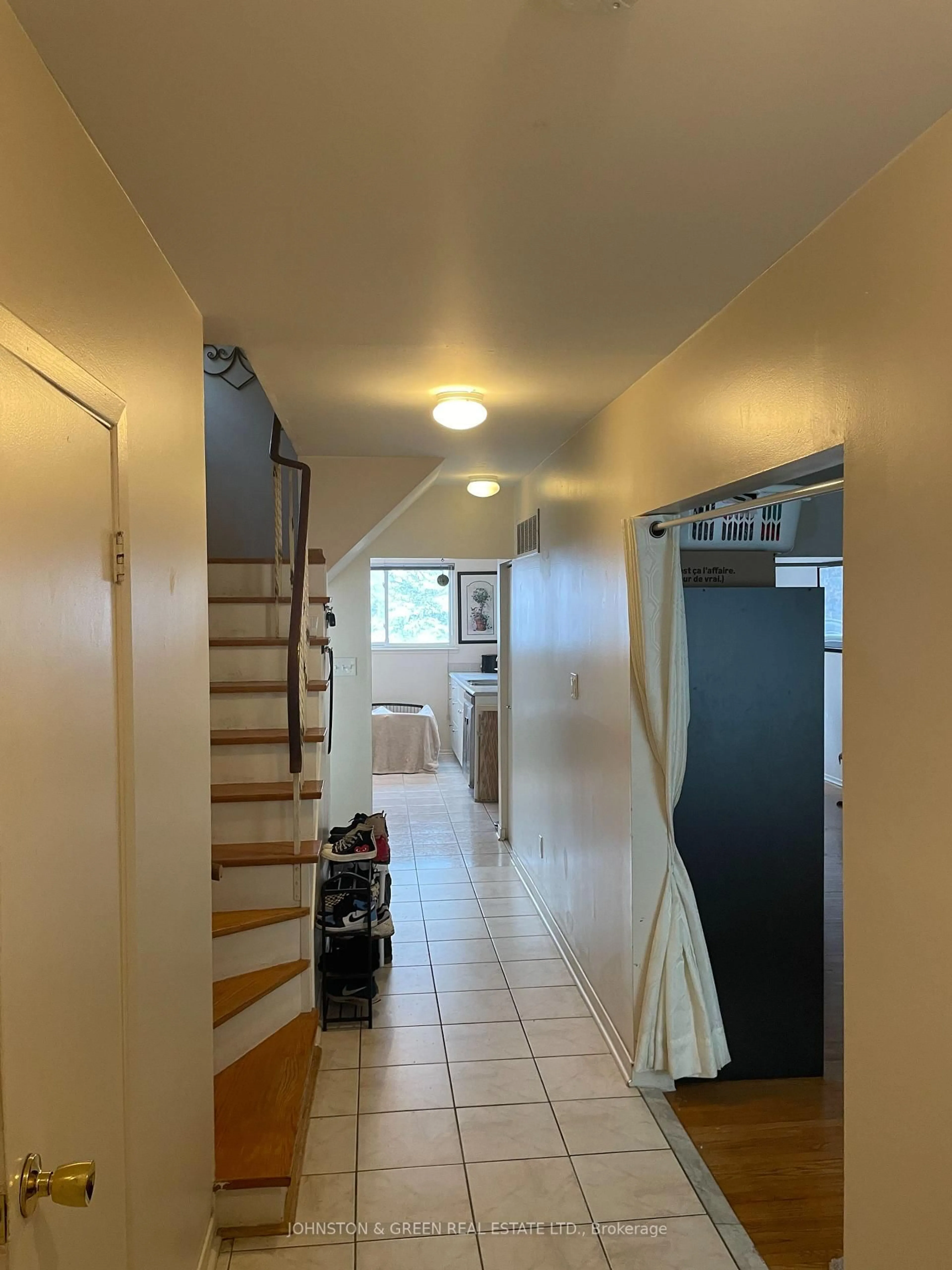 A pic of a room for 1732 Oberon Cres, Mississauga Ontario L4X 2K8