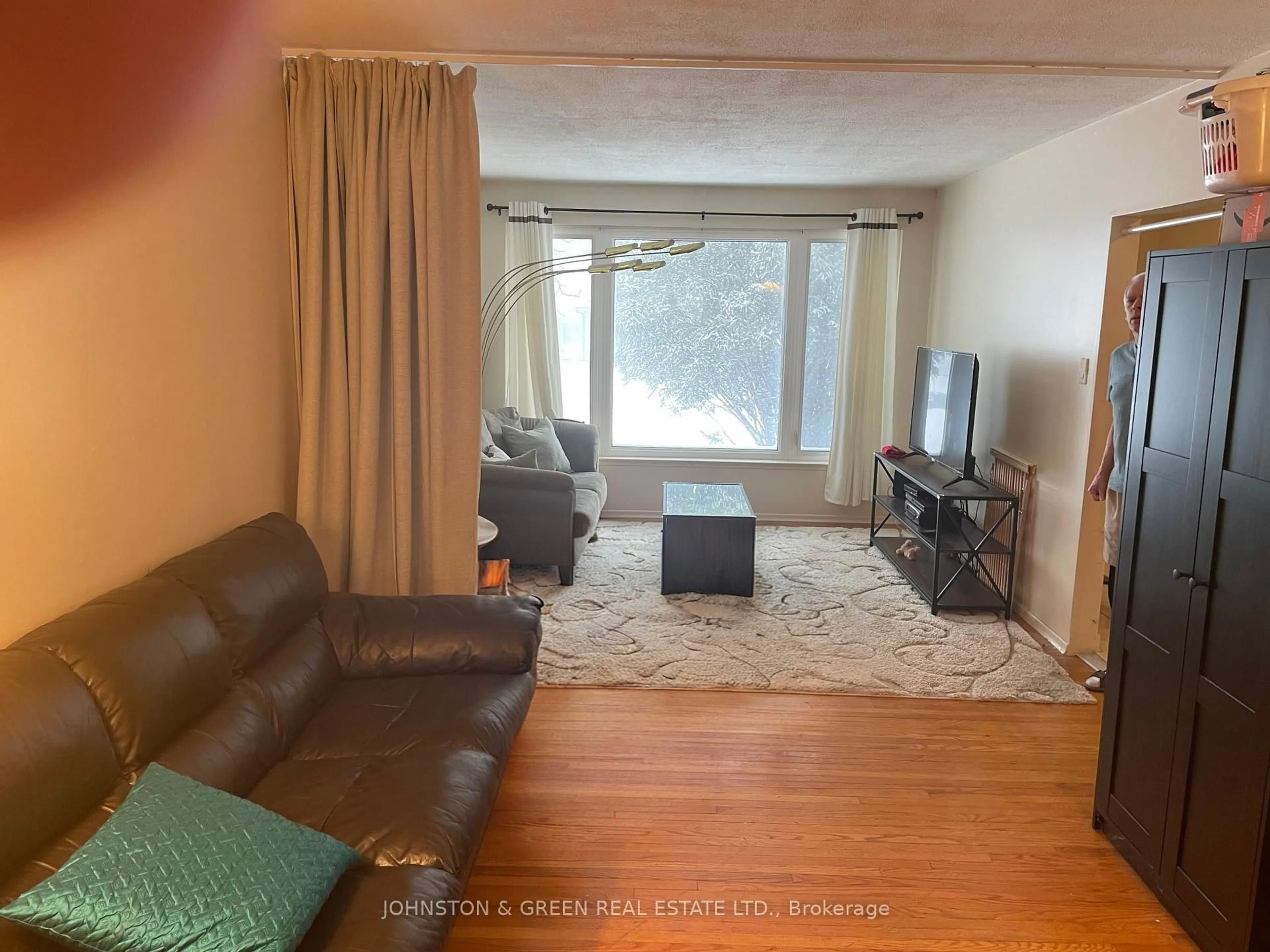 Living room with furniture, unknown for 1732 Oberon Cres, Mississauga Ontario L4X 2K8