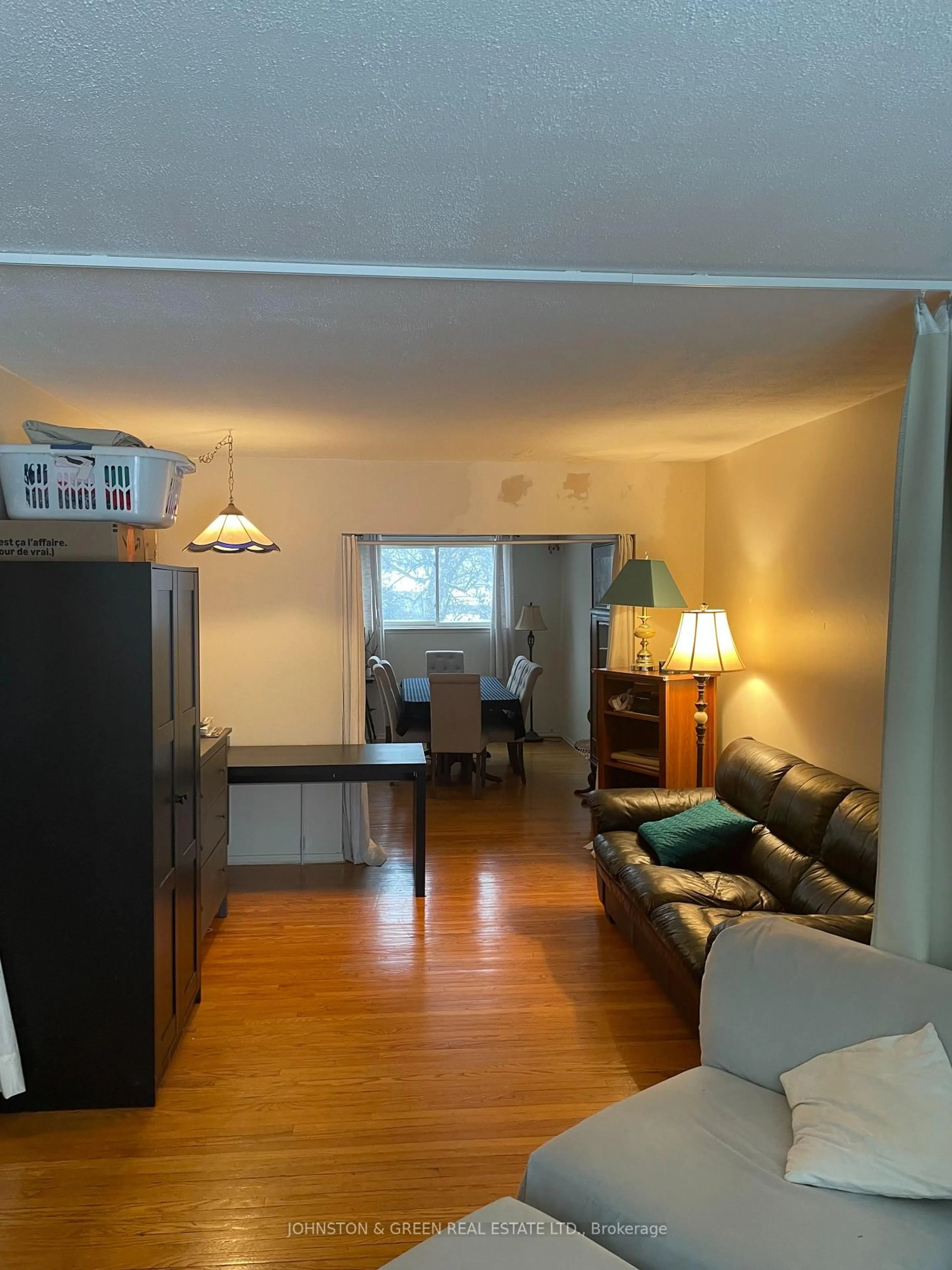 Living room with furniture, wood/laminate floor for 1732 Oberon Cres, Mississauga Ontario L4X 2K8