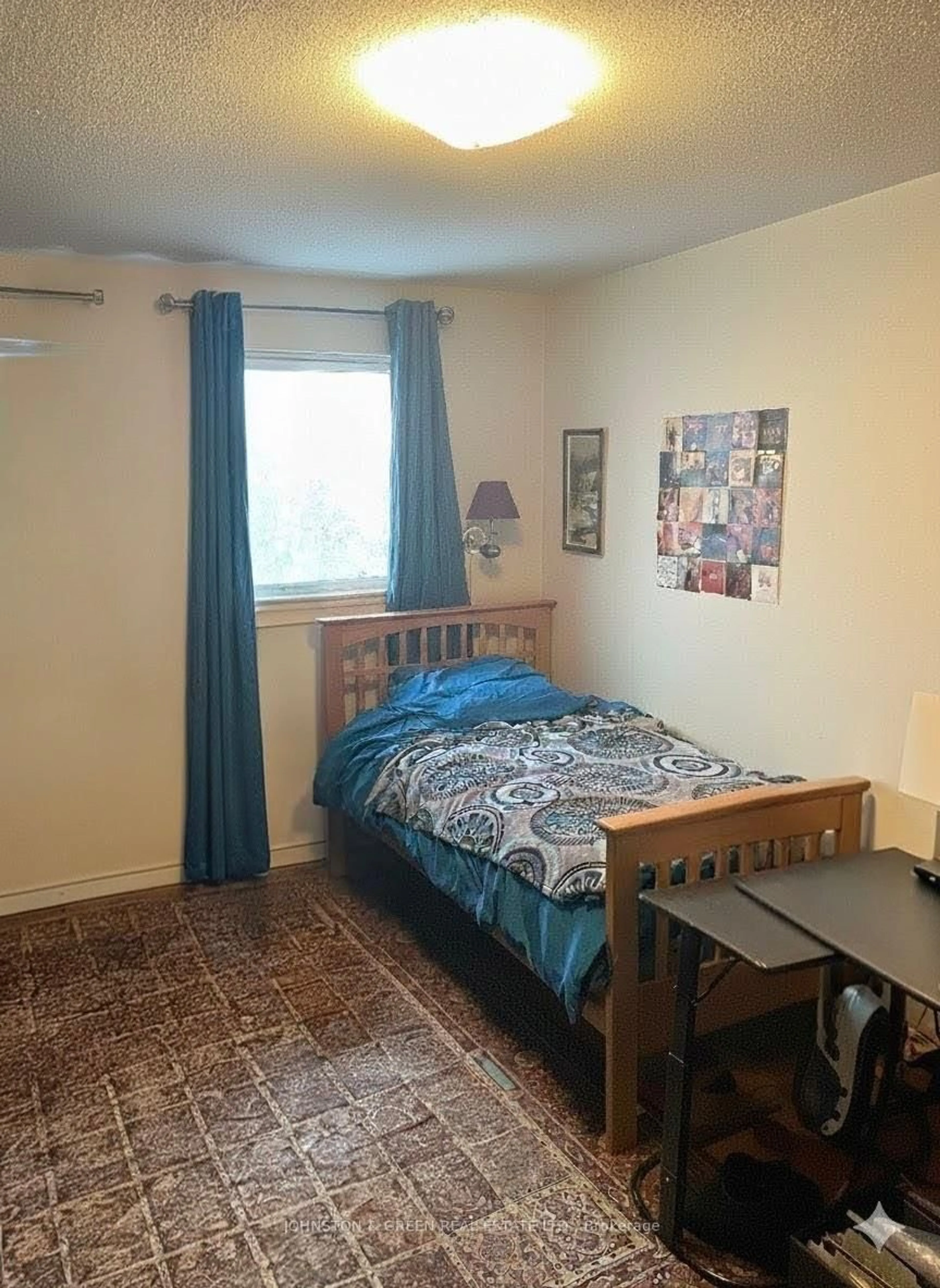A pic of a room for 1732 Oberon Cres, Mississauga Ontario L4X 2K8