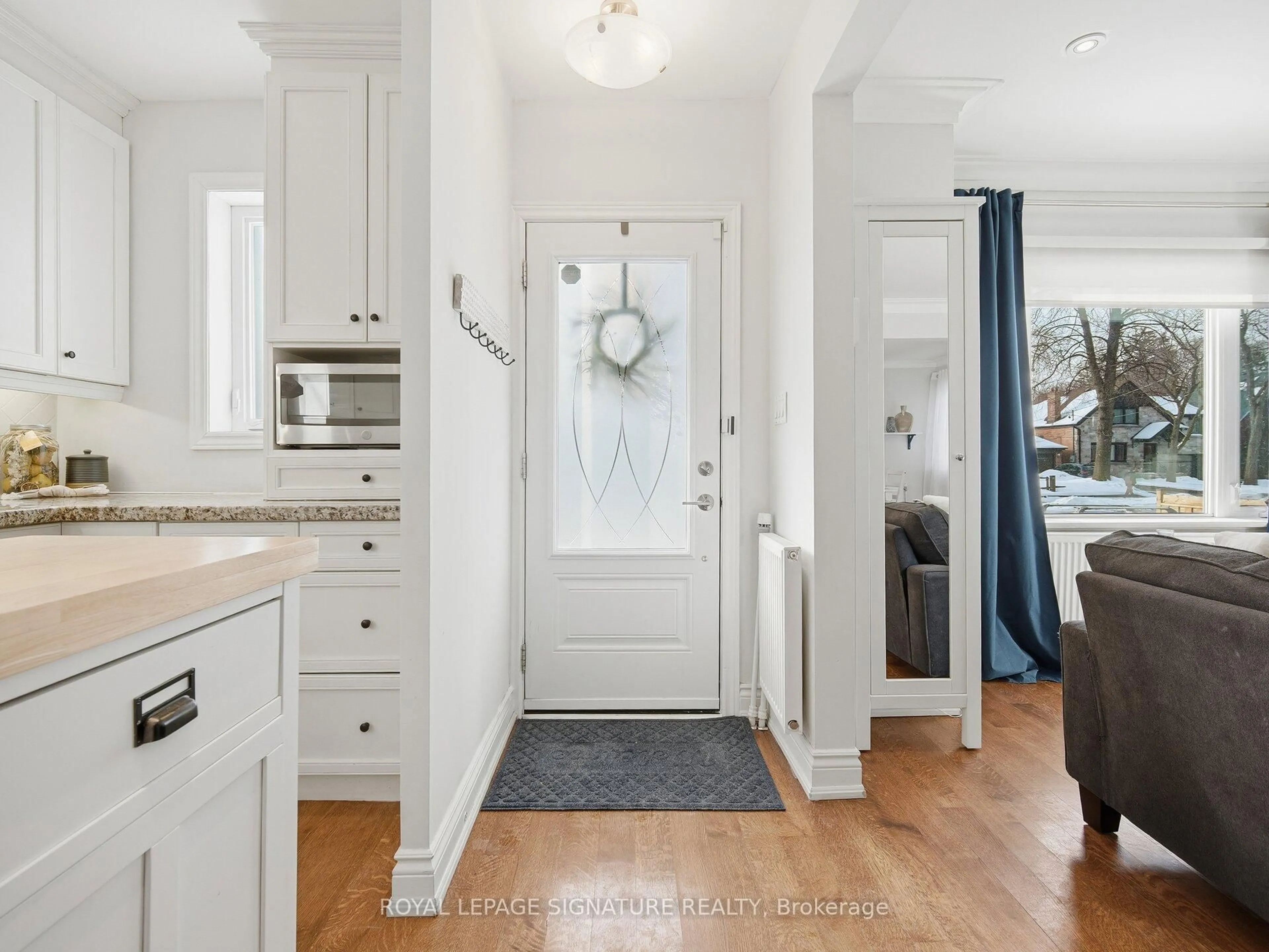 Indoor entryway for 205 Prince Edward Dr, Toronto Ontario M8Y 3X1