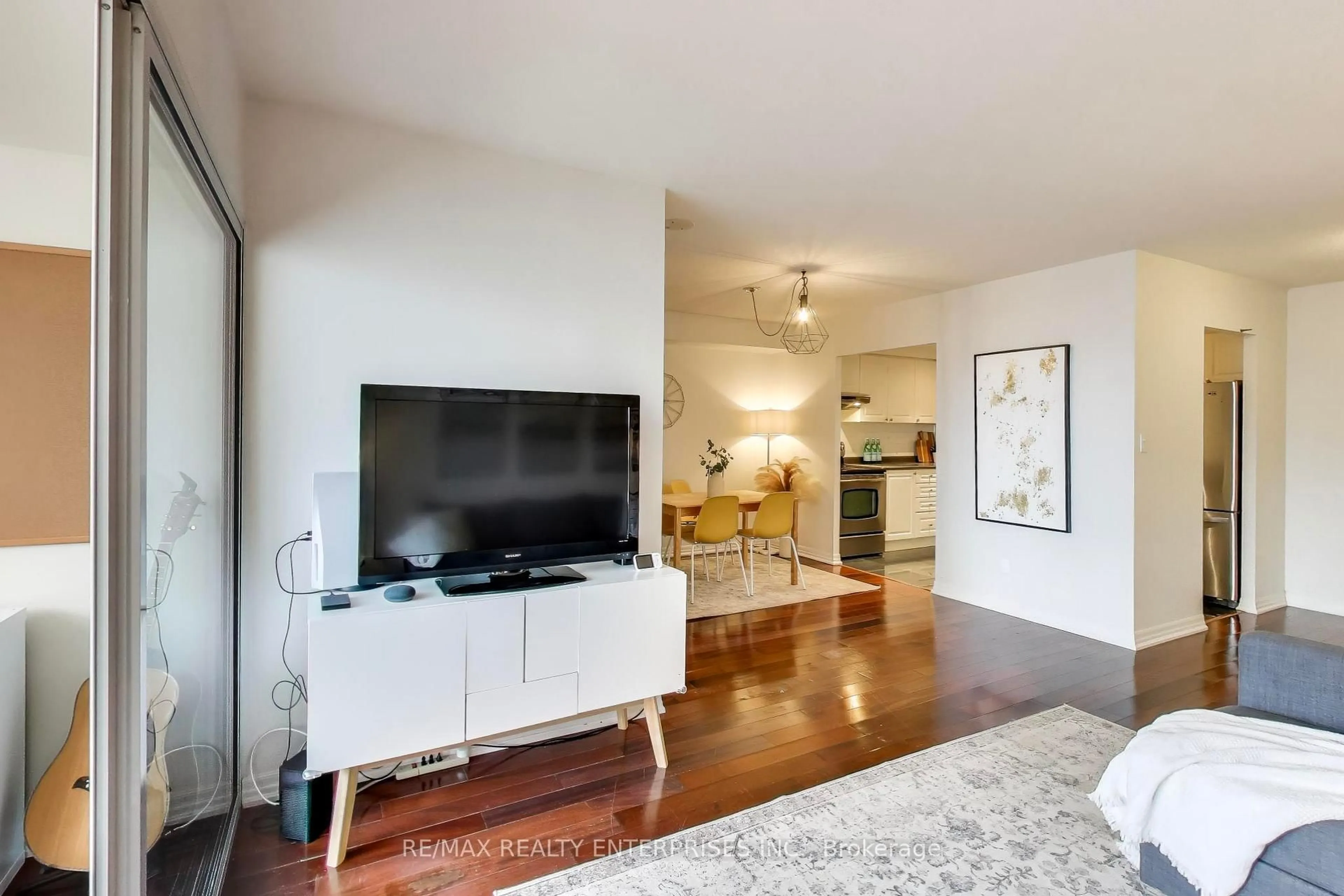 Living room with furniture, wood/laminate floor for 135 Hillcrest Ave #309, Mississauga Ontario L5B 4B1