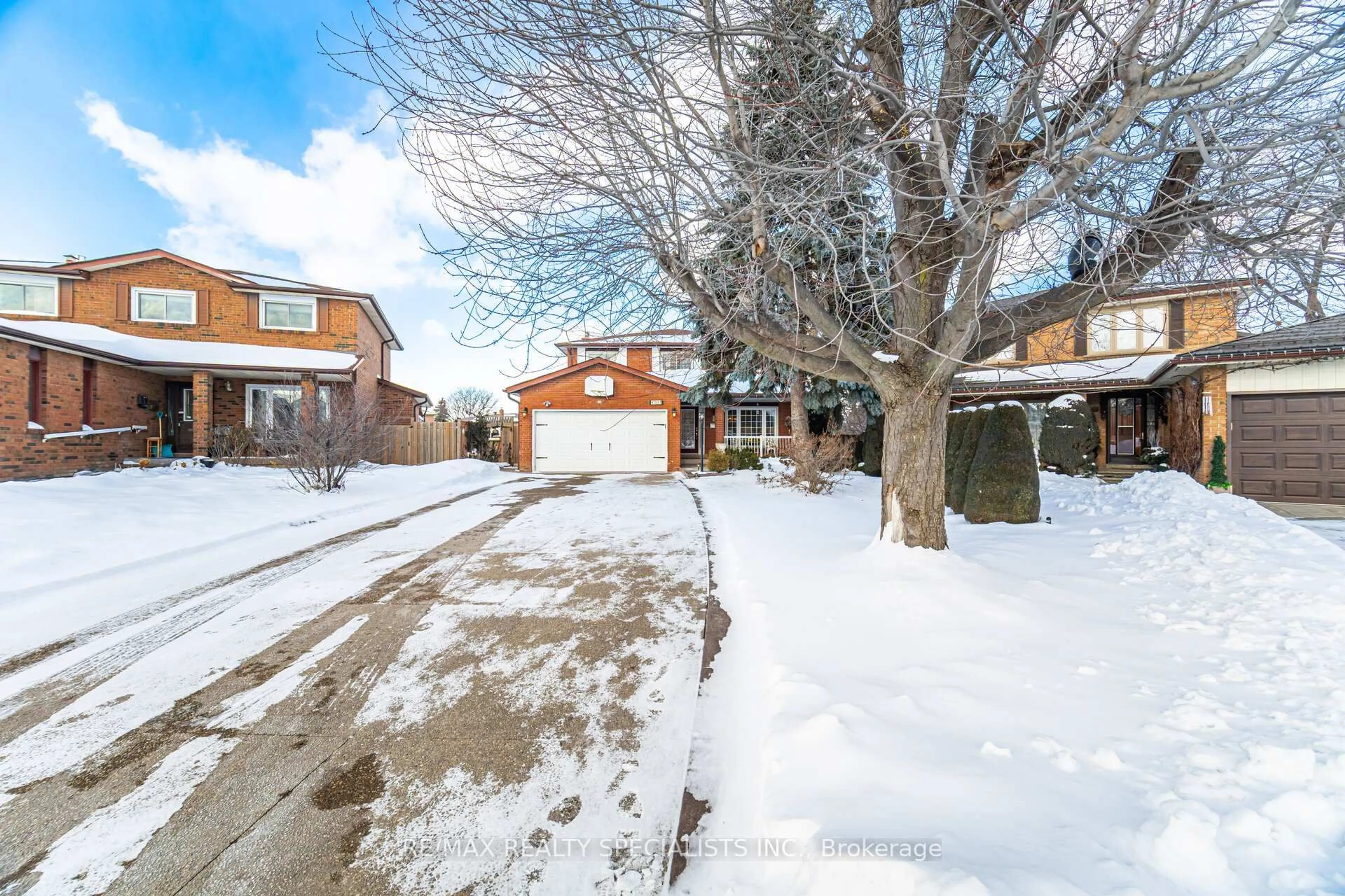A pic from outside/outdoor area/front of a property/back of a property/a pic from drone, street for 4207 Shale Oak Crt, Mississauga Ontario L4W 2W7