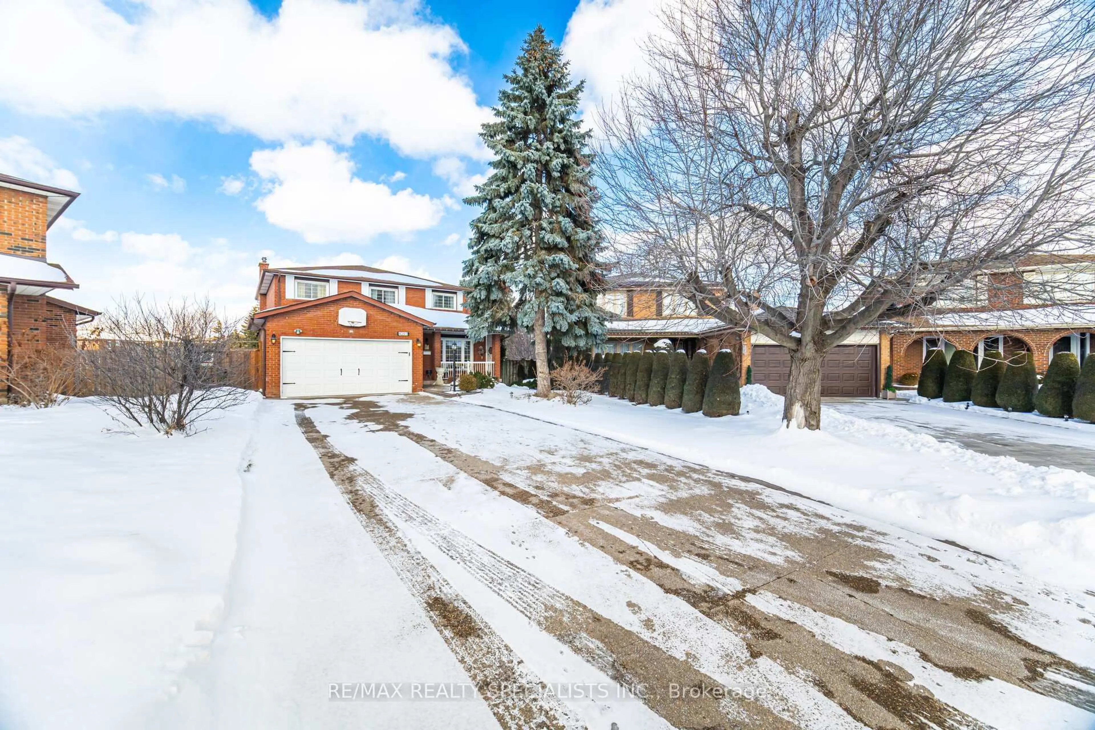 A pic from outside/outdoor area/front of a property/back of a property/a pic from drone, street for 4207 Shale Oak Crt, Mississauga Ontario L4W 2W7