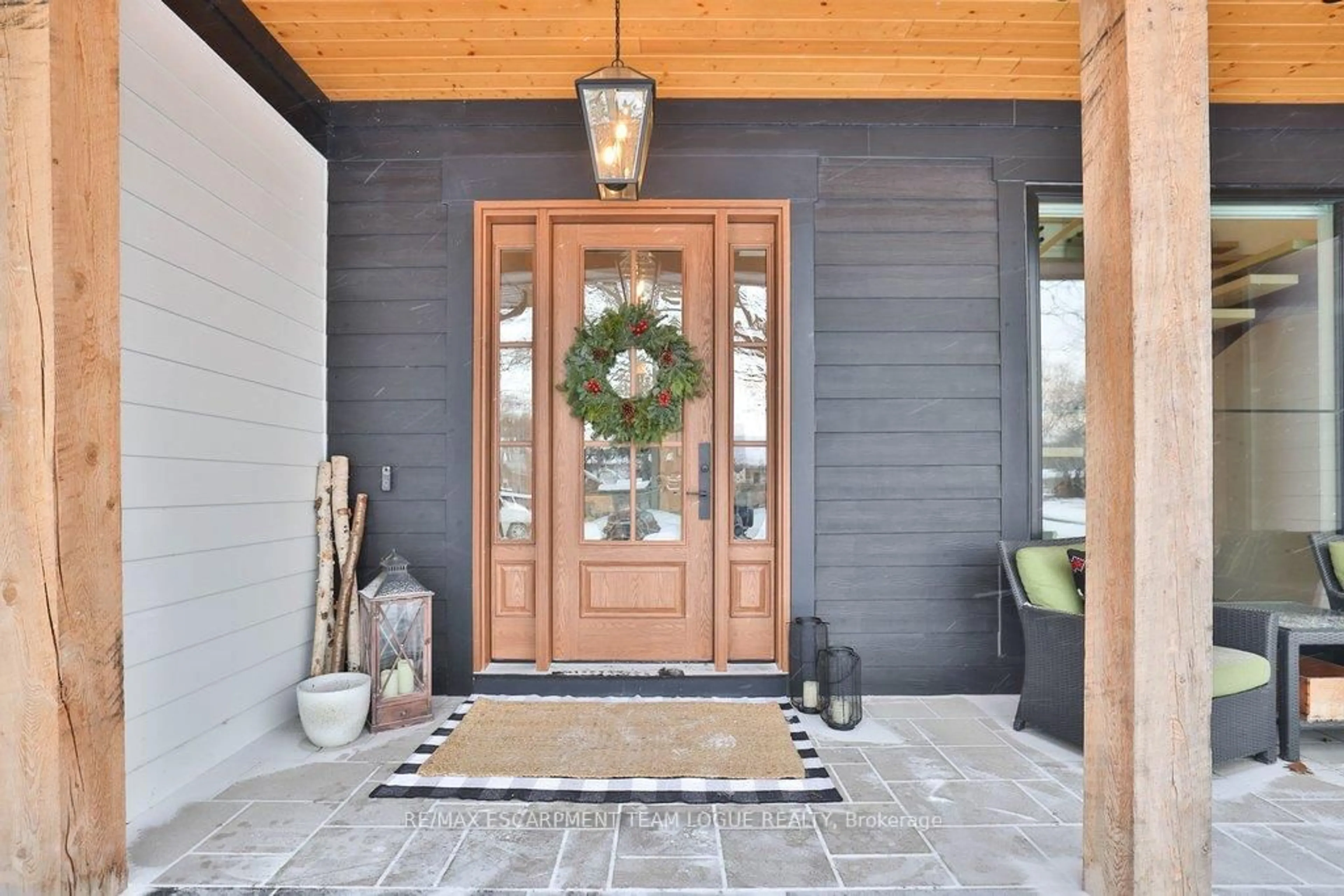 Indoor entryway for 352 Wilson Ave, Burlington Ontario L7L 2M9