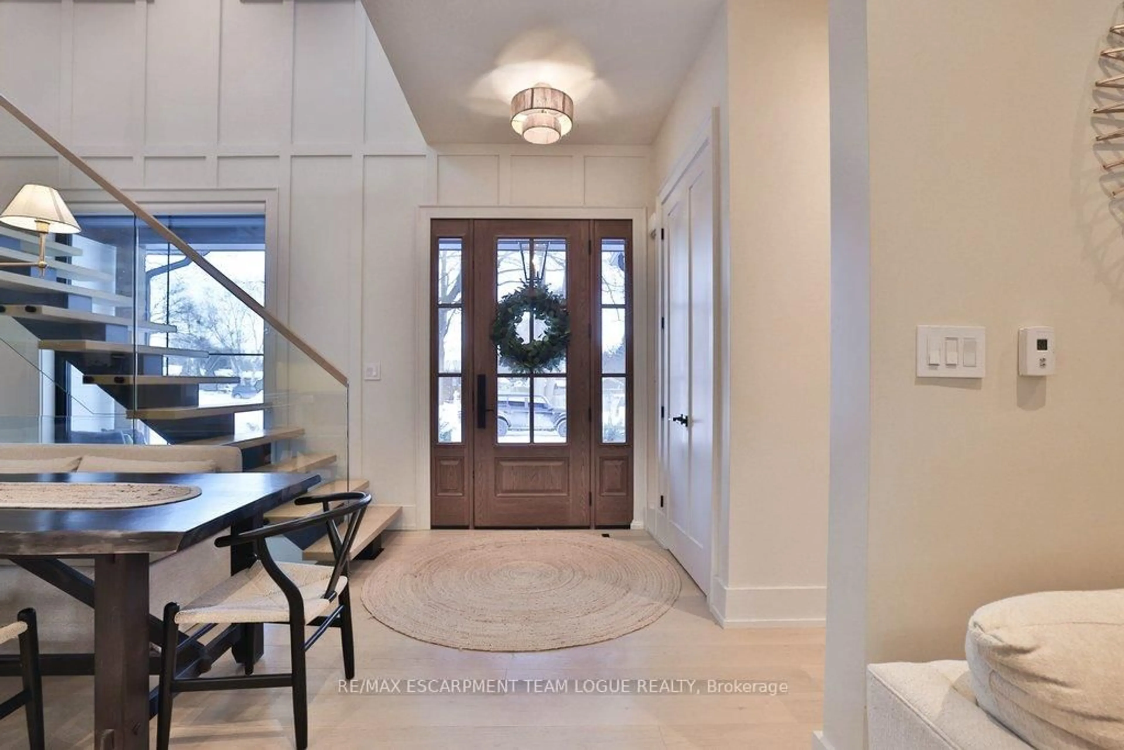 Indoor entryway for 352 Wilson Ave, Burlington Ontario L7L 2M9