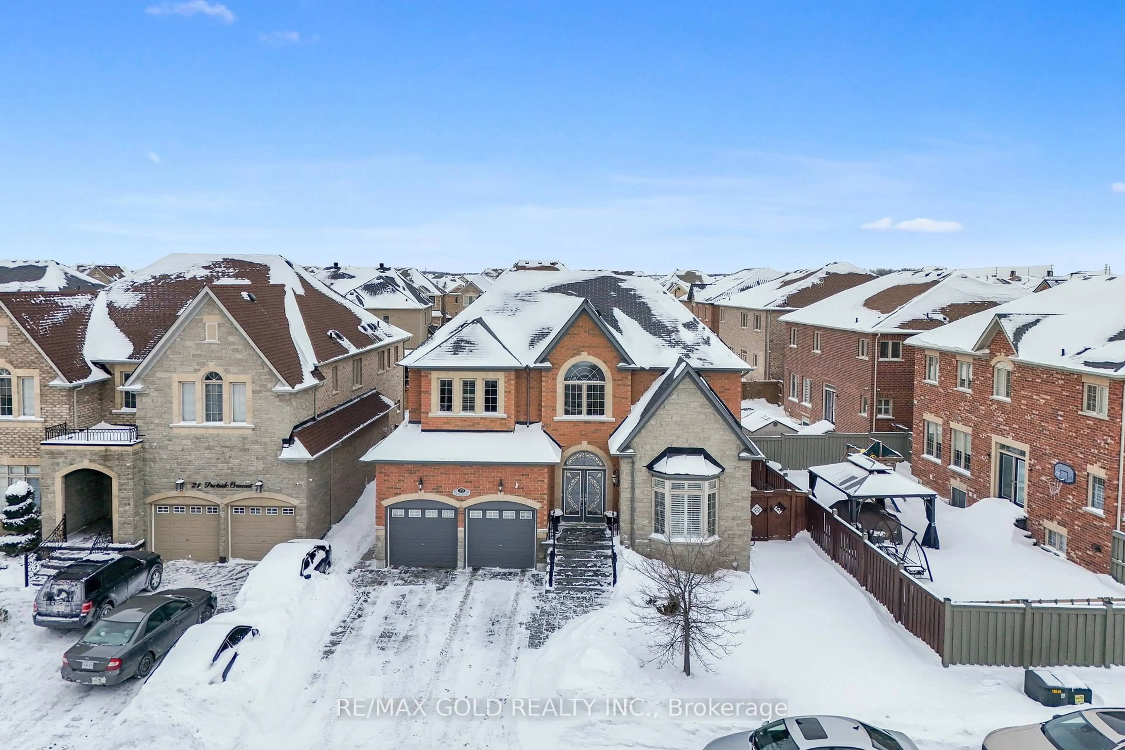 A pic from outside/outdoor area/front of a property/back of a property/a pic from drone, street for 19 Portside Cres, Brampton Ontario L6R 3P3