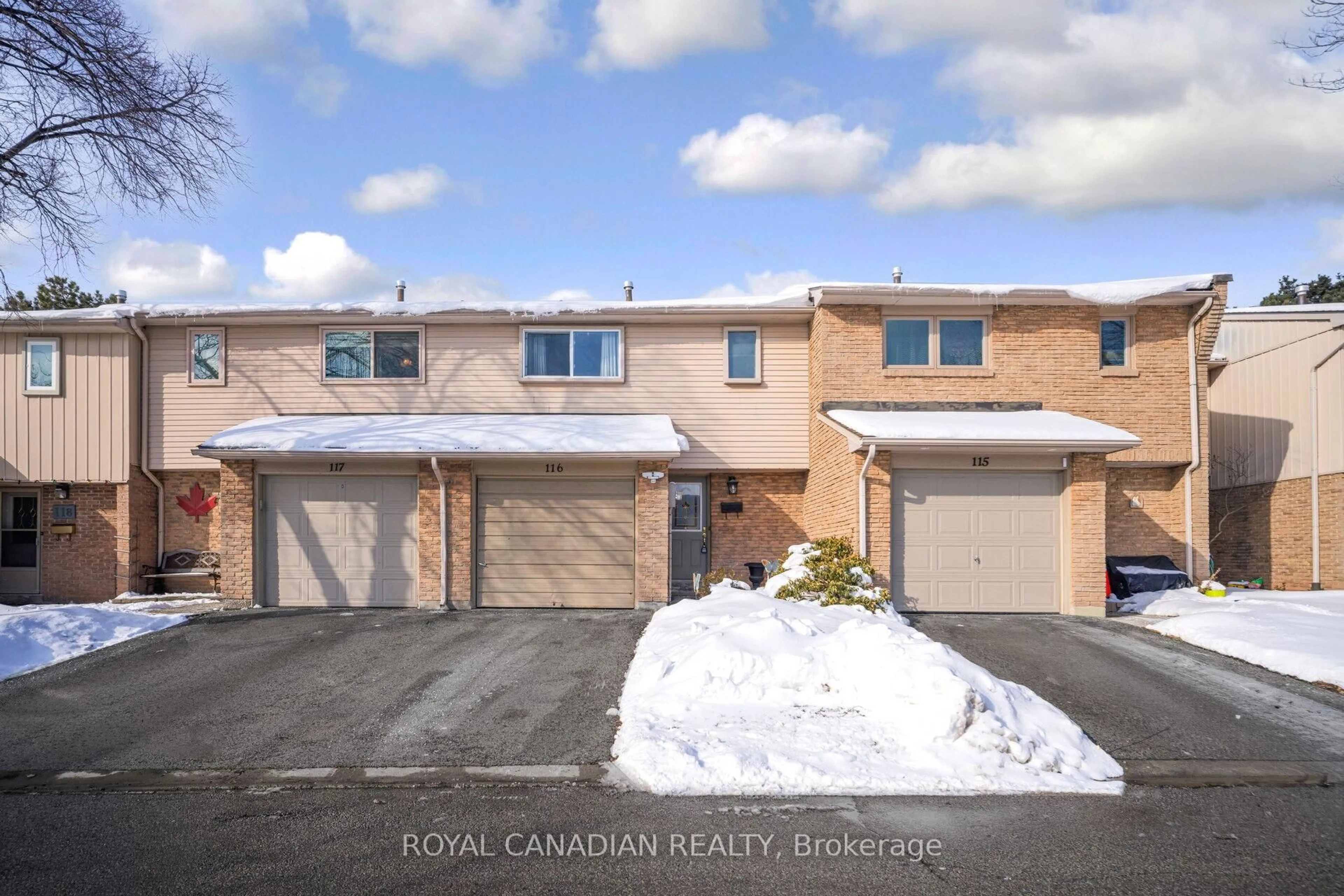 A pic from outside/outdoor area/front of a property/back of a property/a pic from drone, street for 1538 Lancaster Dr #116, Oakville Ontario L6H 2Z3