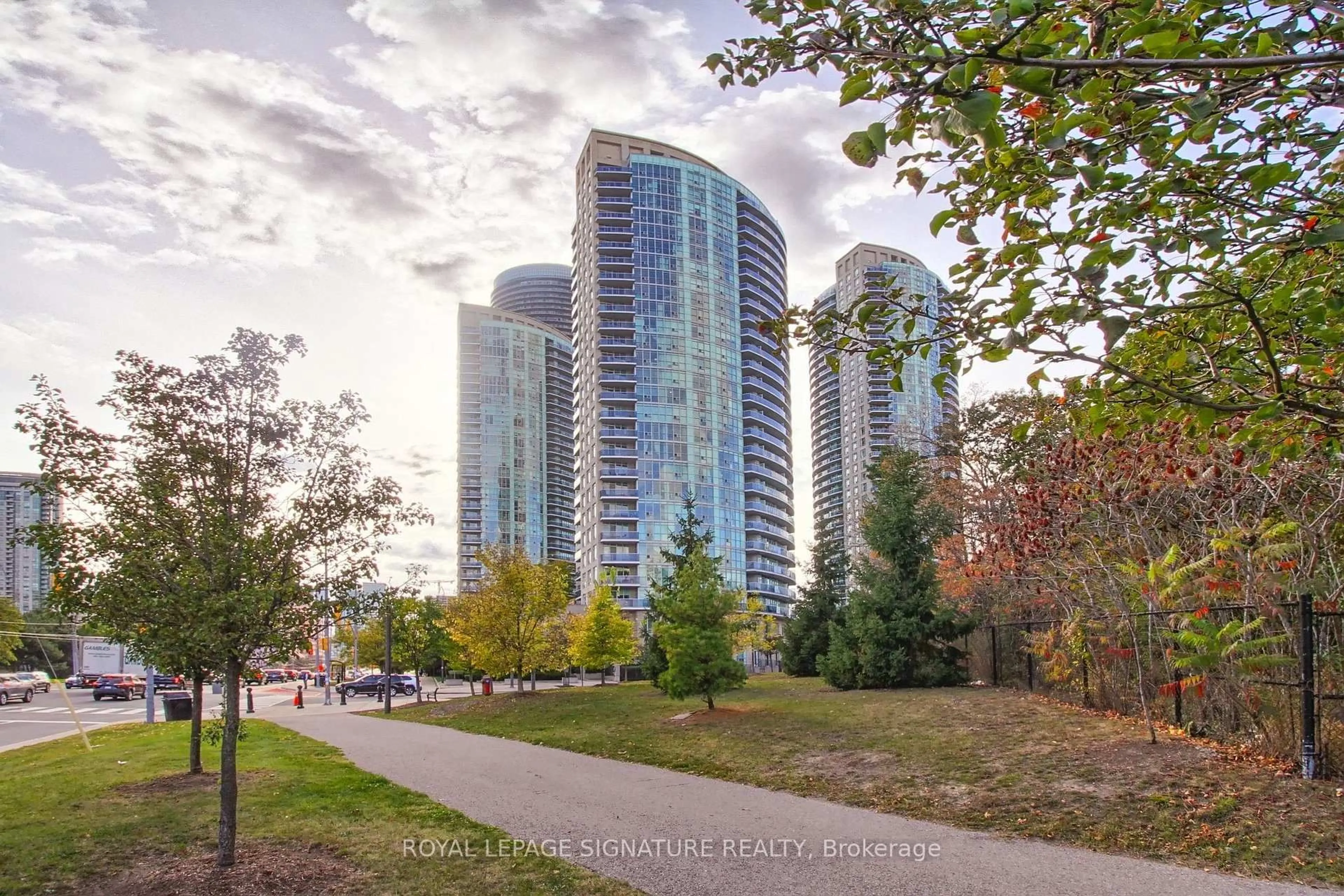 Blurry image for 90 Absolute Ave #104, Mississauga Ontario L4Z 0A1
