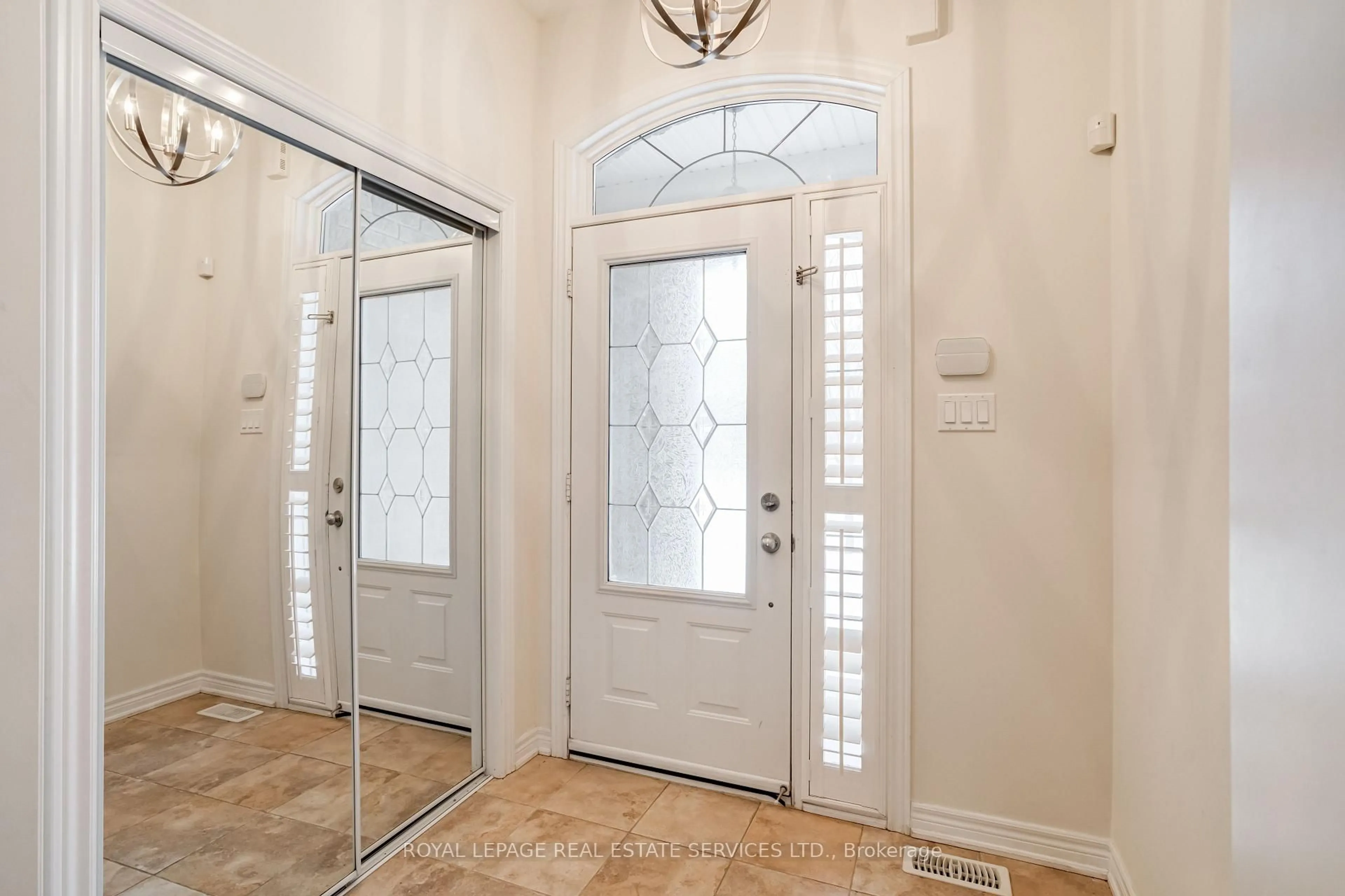 Indoor entryway for 1259 Craigleith Rd, Oakville Ontario L6H 0B6