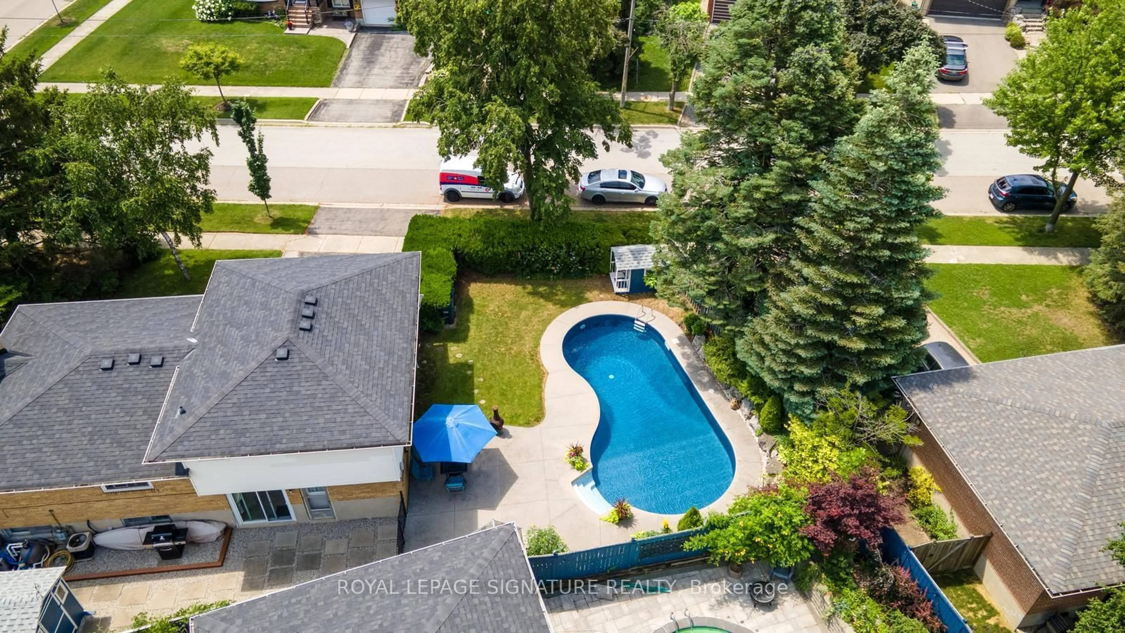A pic from outside/outdoor area/front of a property/back of a property/a pic from drone, street for 1469 Hillgrove Rd, Mississauga Ontario L5J 3M2