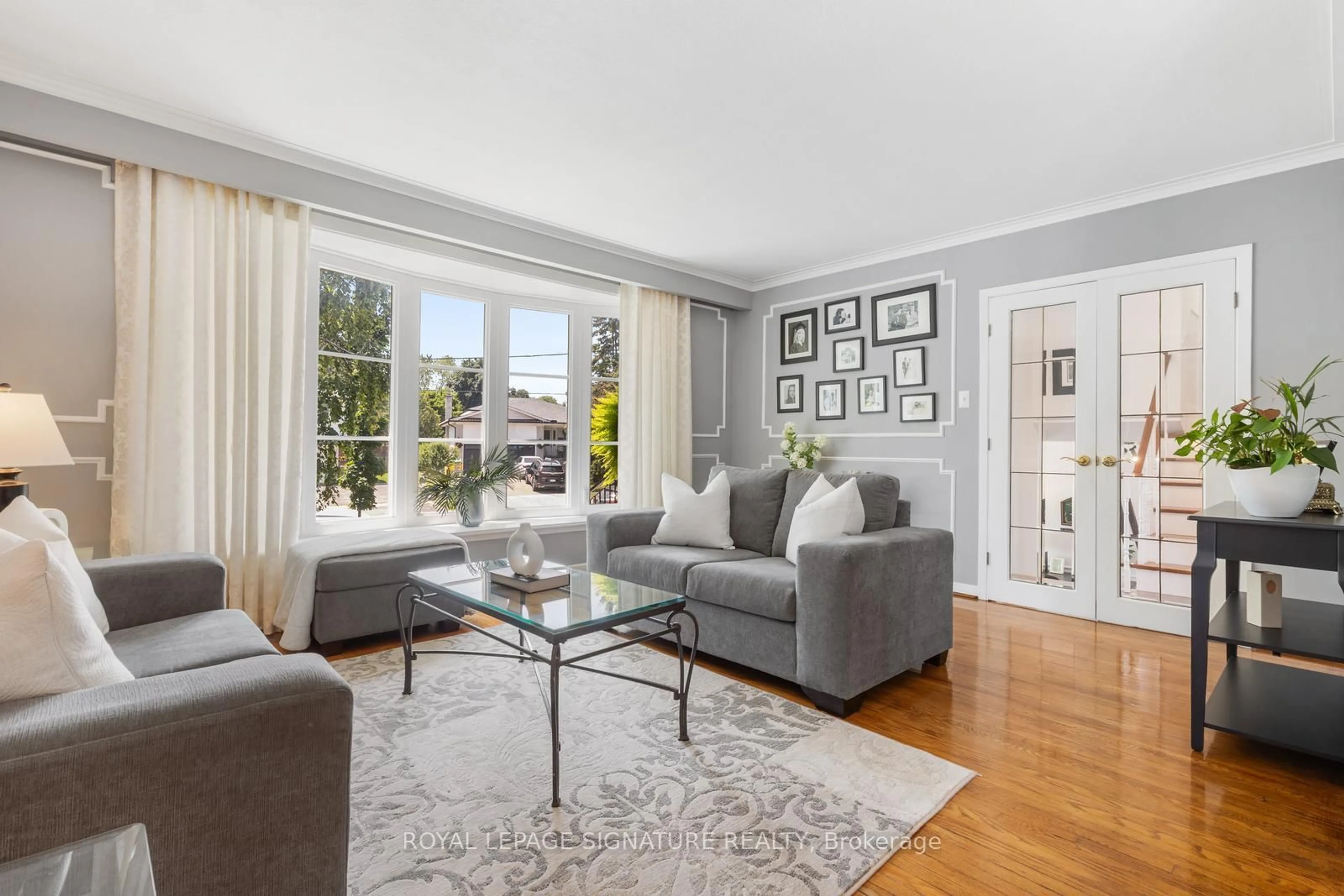 Living room with furniture, unknown for 1469 Hillgrove Rd, Mississauga Ontario L5J 3M2