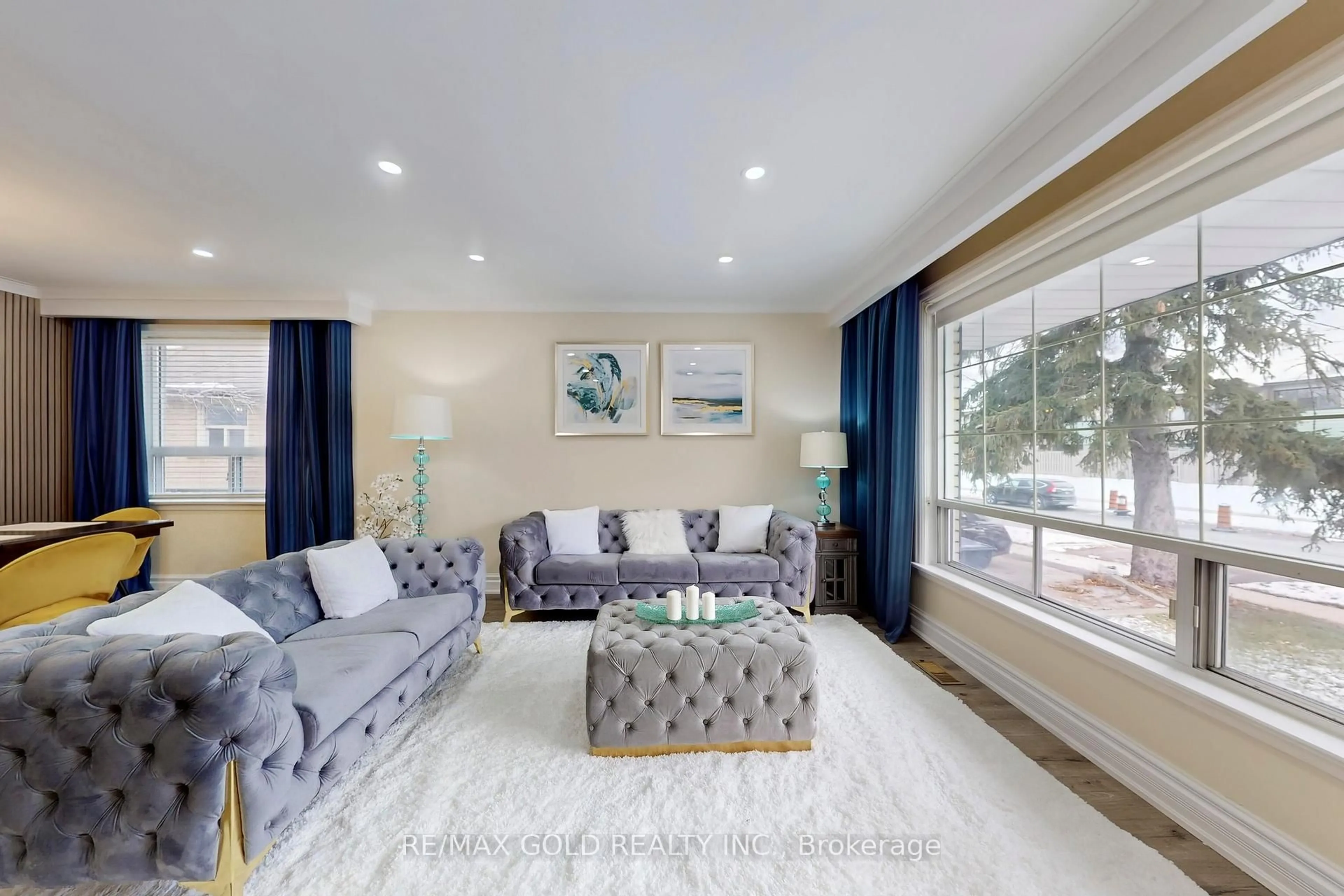 Living room with furniture, unknown for 189 Kingsview Blvd, Toronto Ontario M9R 1V7