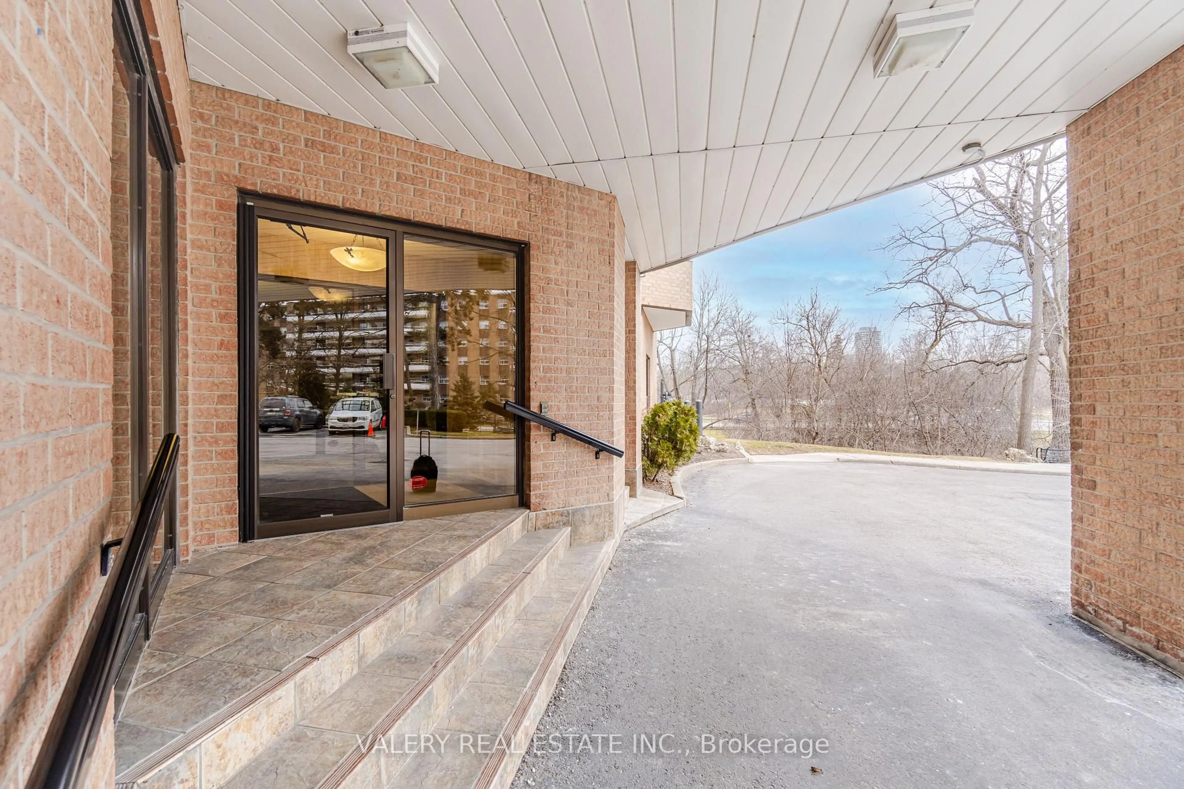 Indoor foyer for 58 Church St #602, Brampton Ontario L6V 4A8