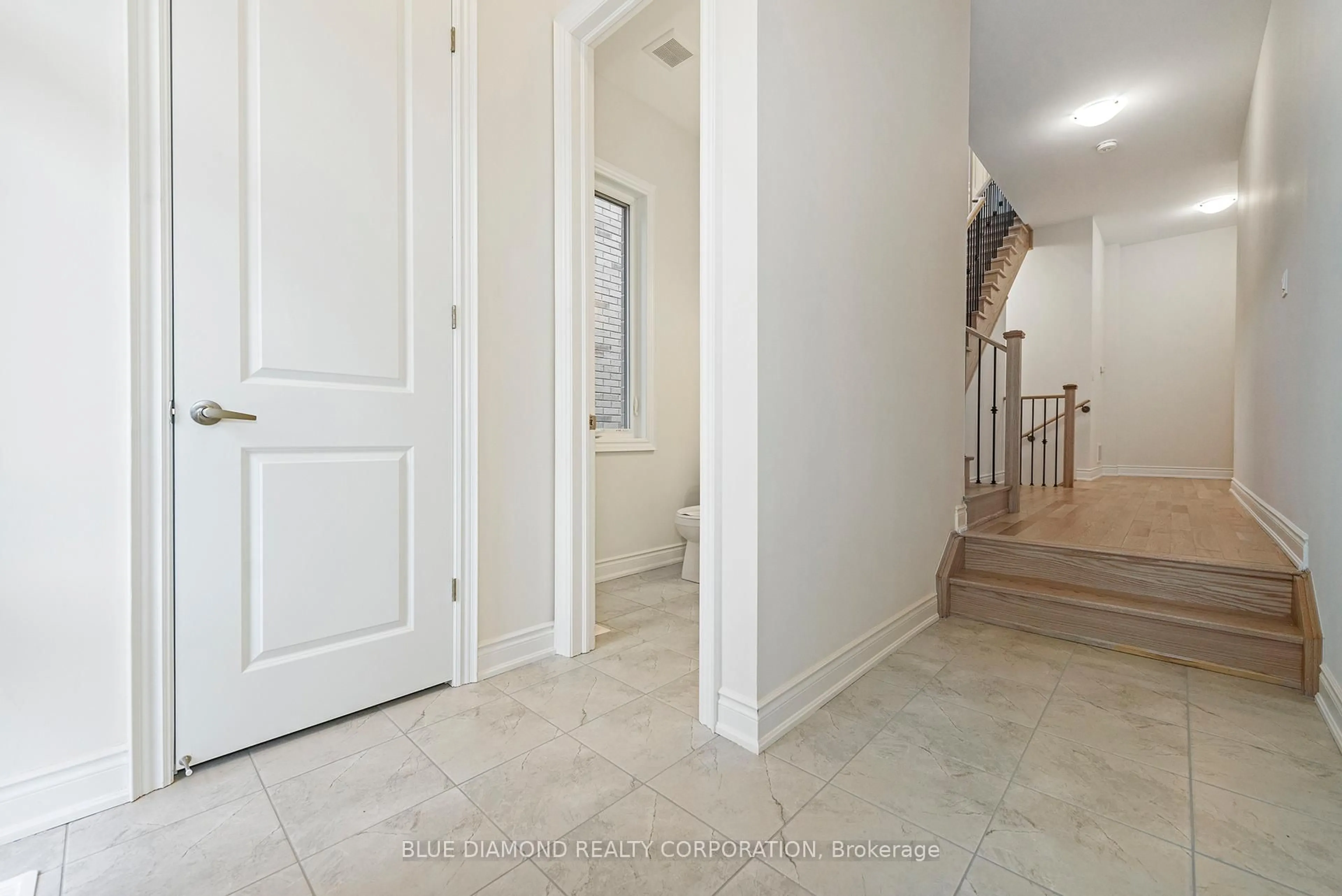Indoor entryway for 1341 HYDRANGEA Gdns, Oakville Ontario L6H 6T3