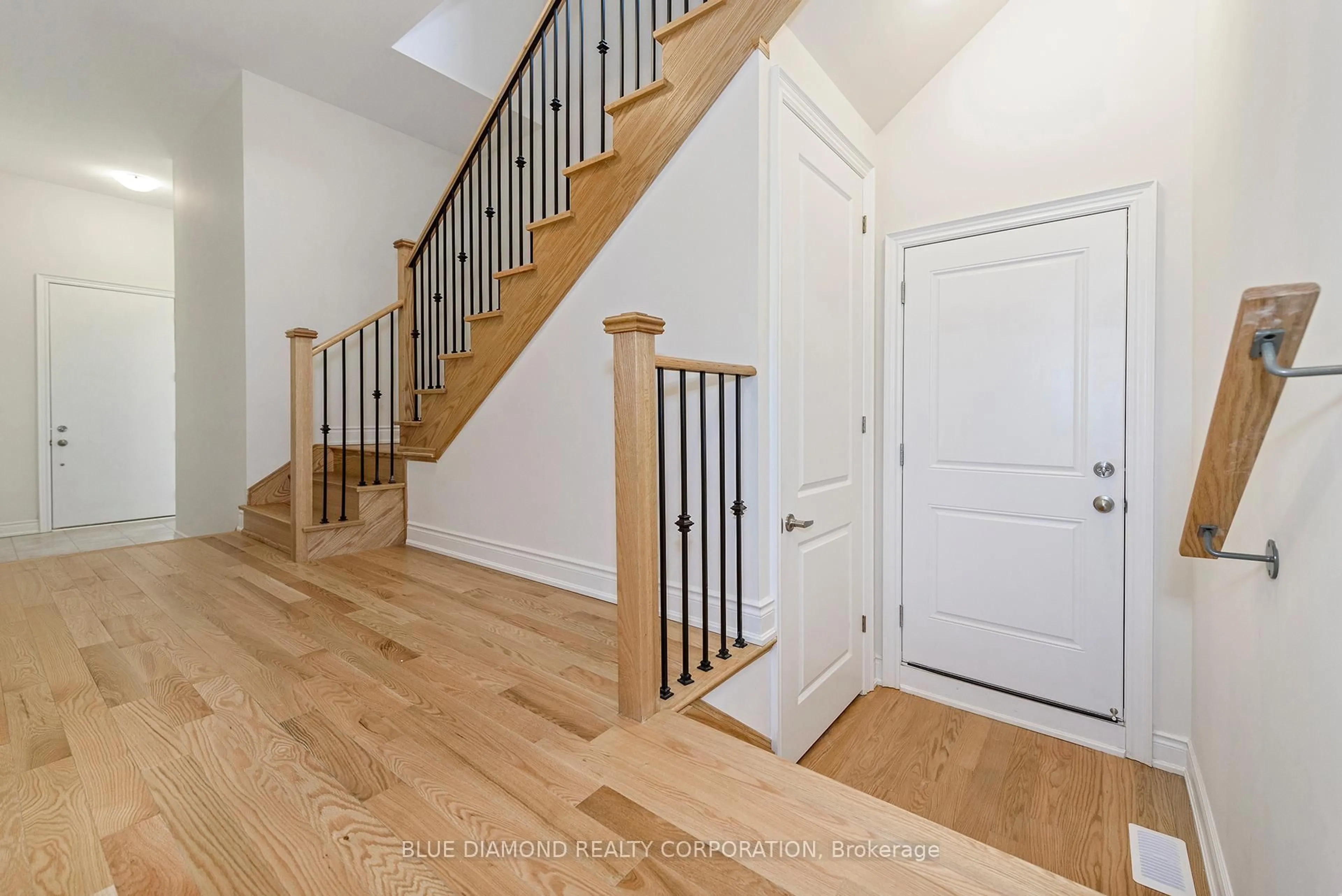 Indoor entryway for 1341 HYDRANGEA Gdns, Oakville Ontario L6H 6T3