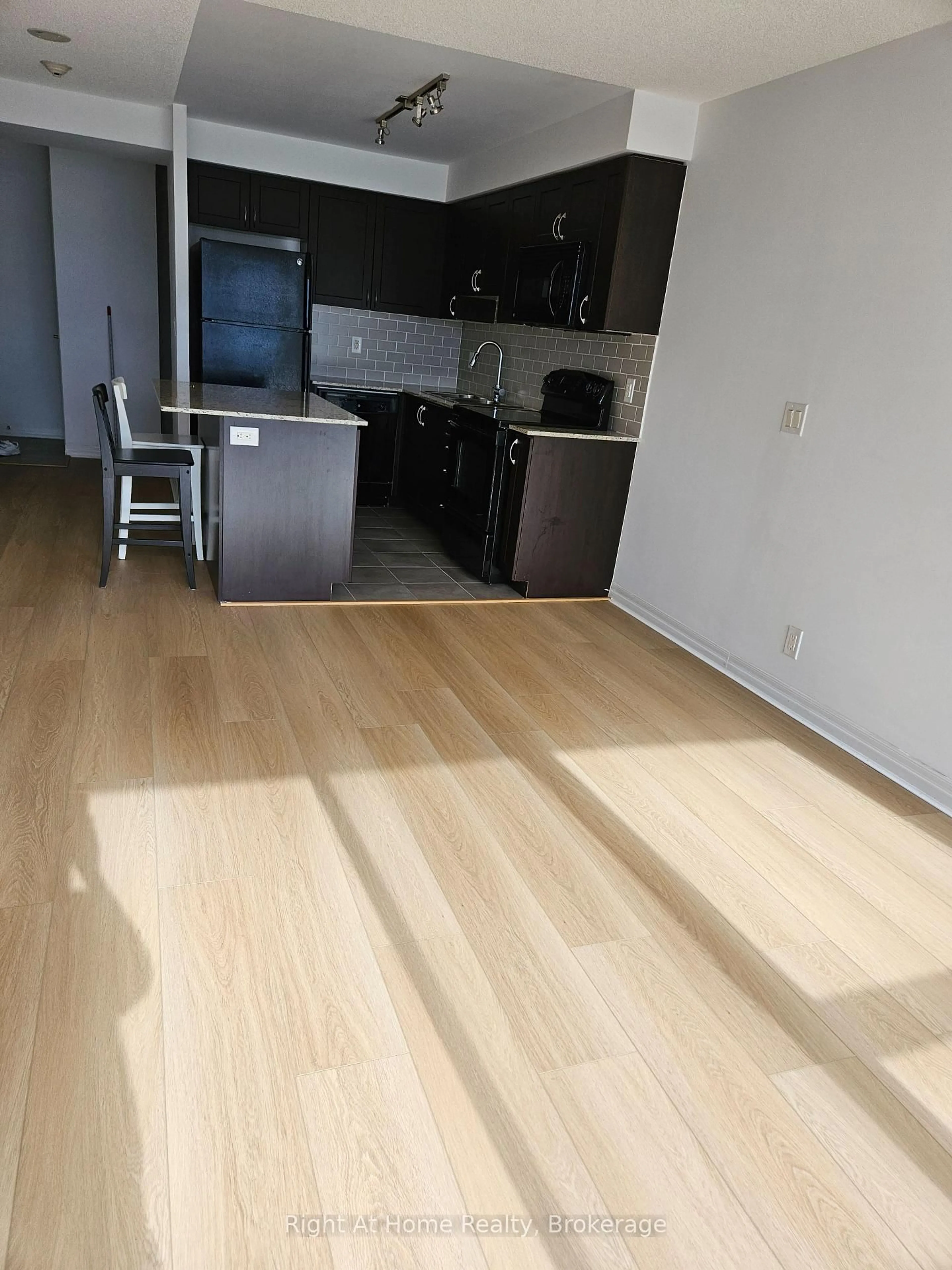 A pic of a room for 1940 Ironstone Dr #1506, Burlington Ontario L7L 0E4