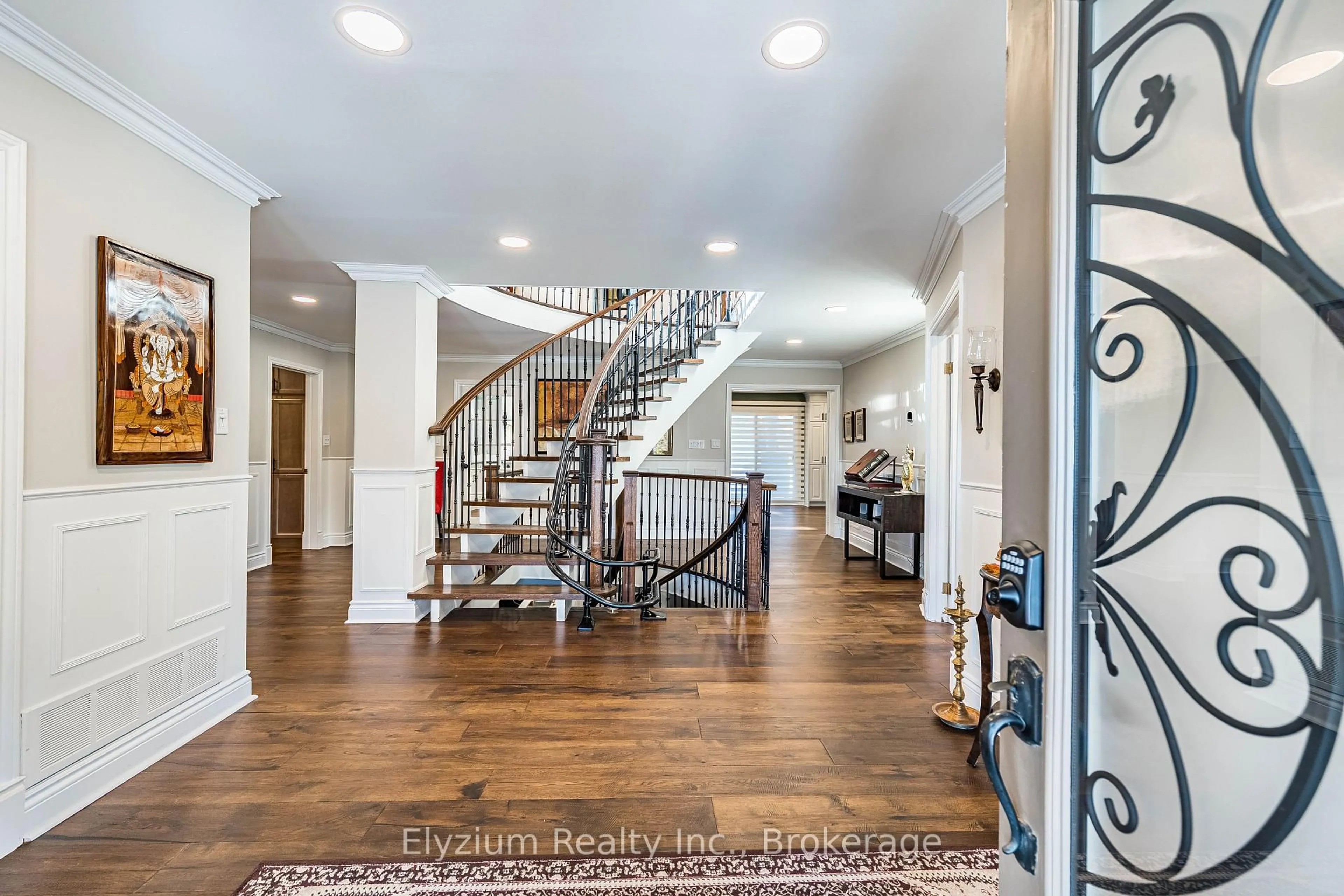 Indoor foyer for 2514 Sharon Cres, Mississauga Ontario L5C 1Y8