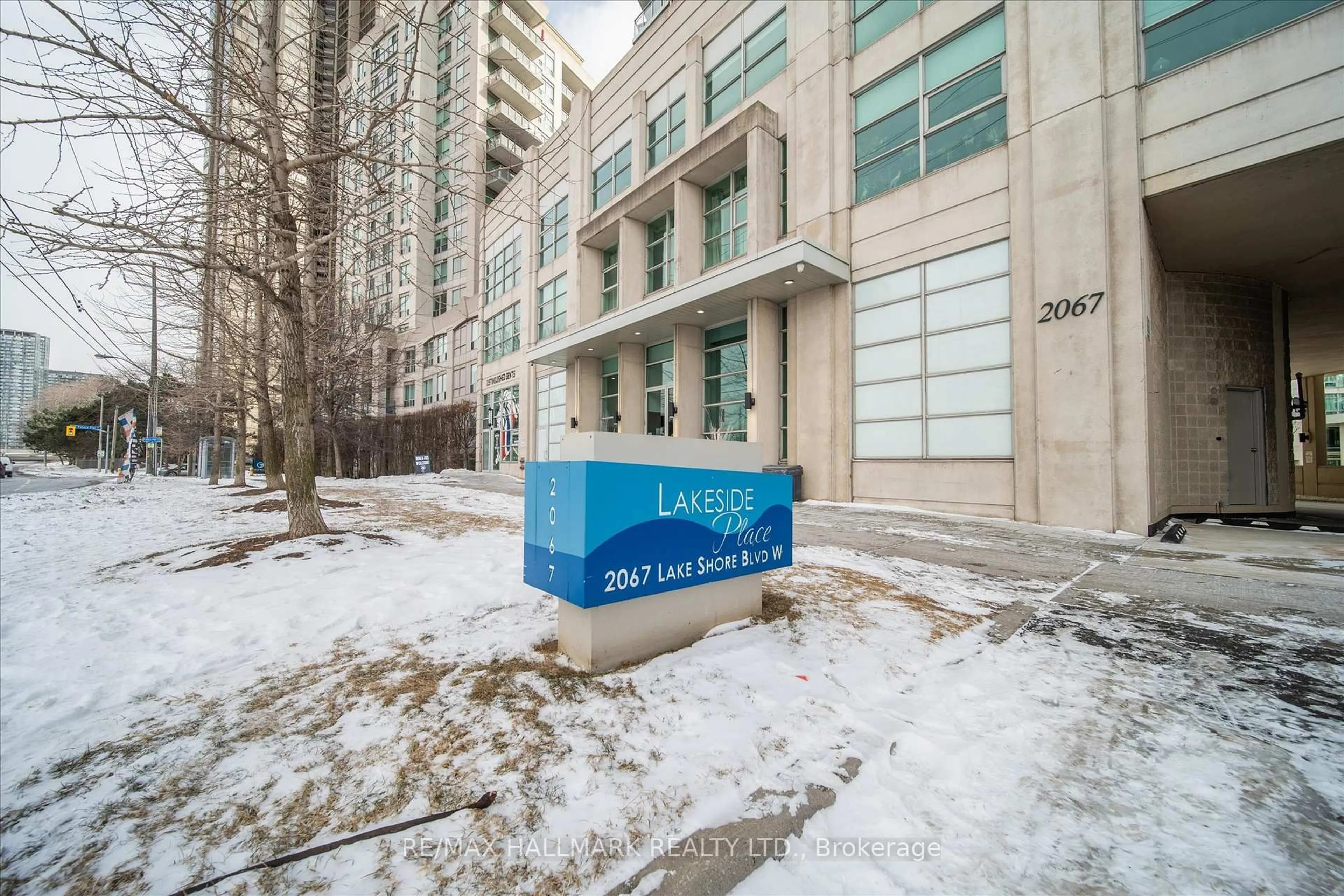 Indoor foyer for 2067 Lake Shore Blvd #801, Toronto Ontario M8V 4B8