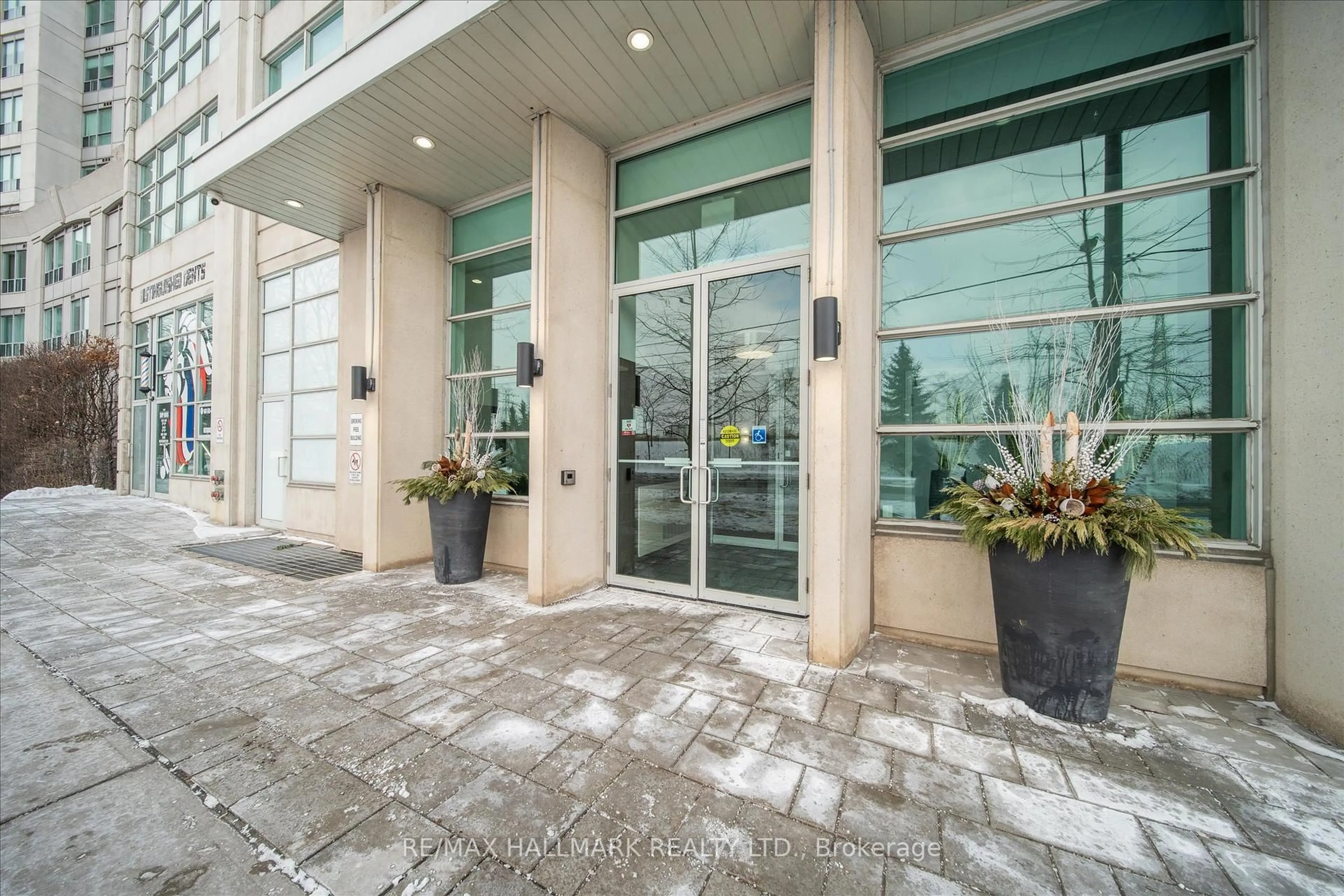 Indoor foyer for 2067 Lake Shore Blvd #801, Toronto Ontario M8V 4B8