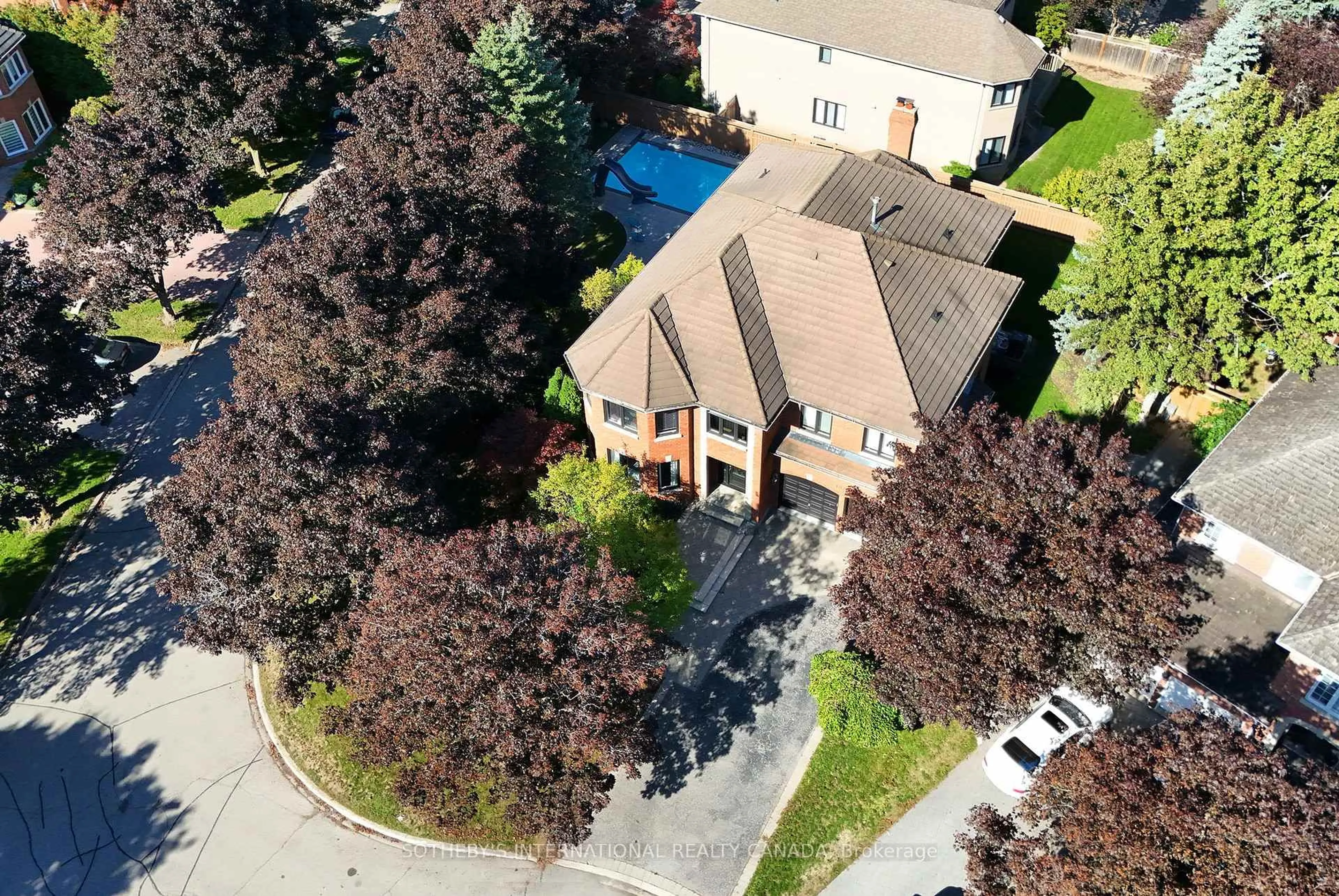 A pic from outside/outdoor area/front of a property/back of a property/a pic from drone, street for 1939 Calgary Crt, Mississauga Ontario L5H 4J1