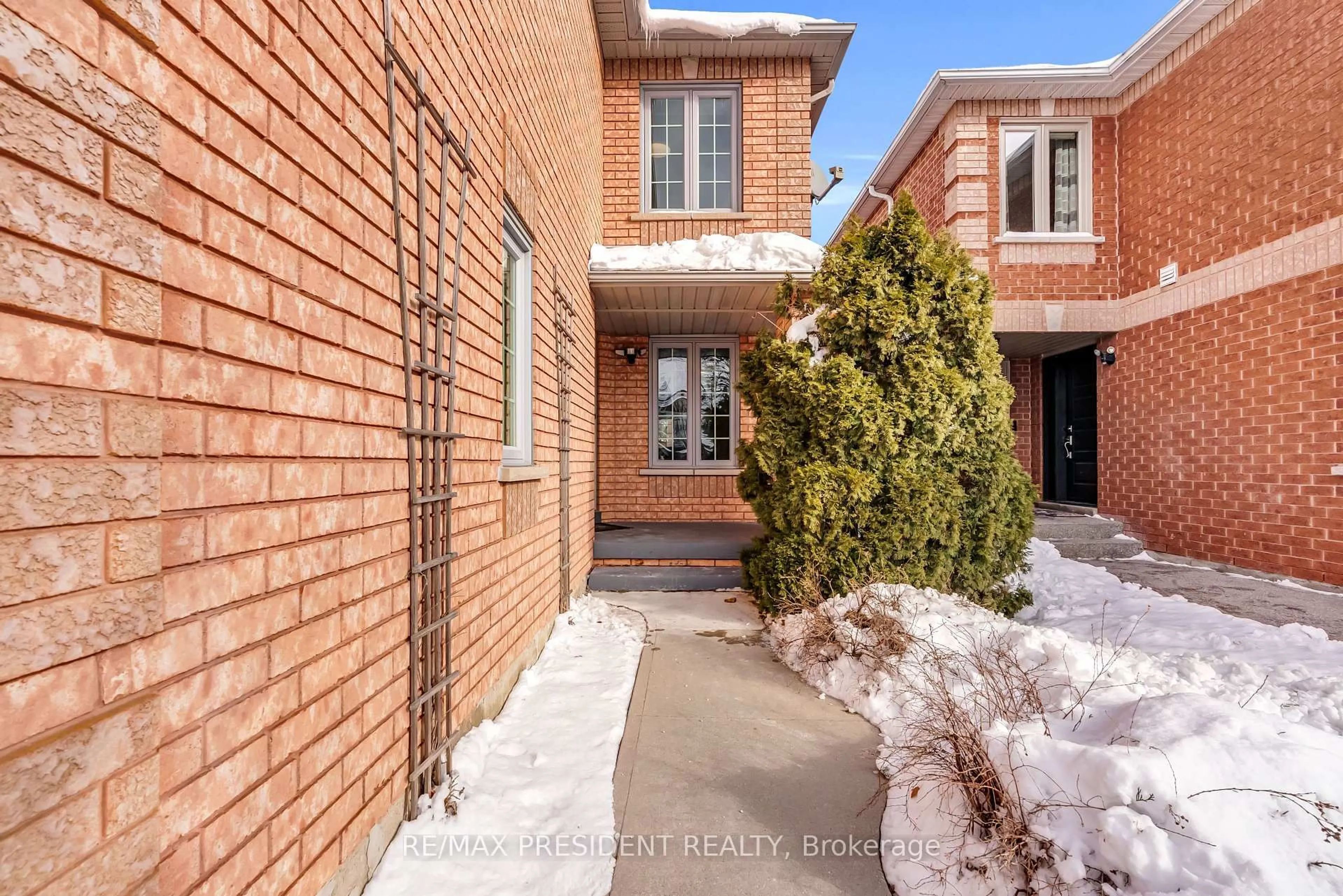 Home with brick exterior material, street for 7031 Graydon Crt, Mississauga Ontario L5N 7H4