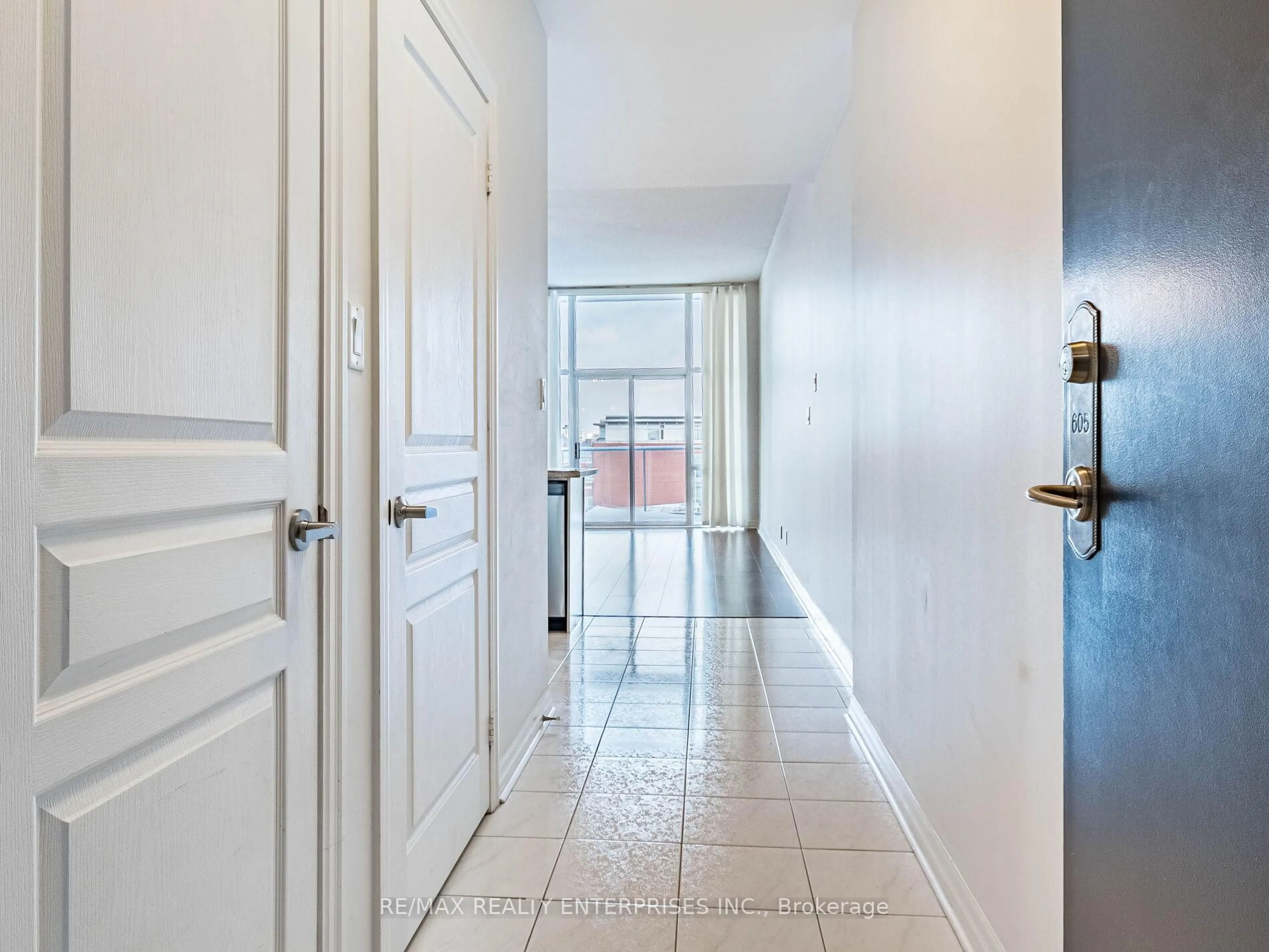 Indoor entryway for 70 Port St #605, Mississauga Ontario L5G 4V8