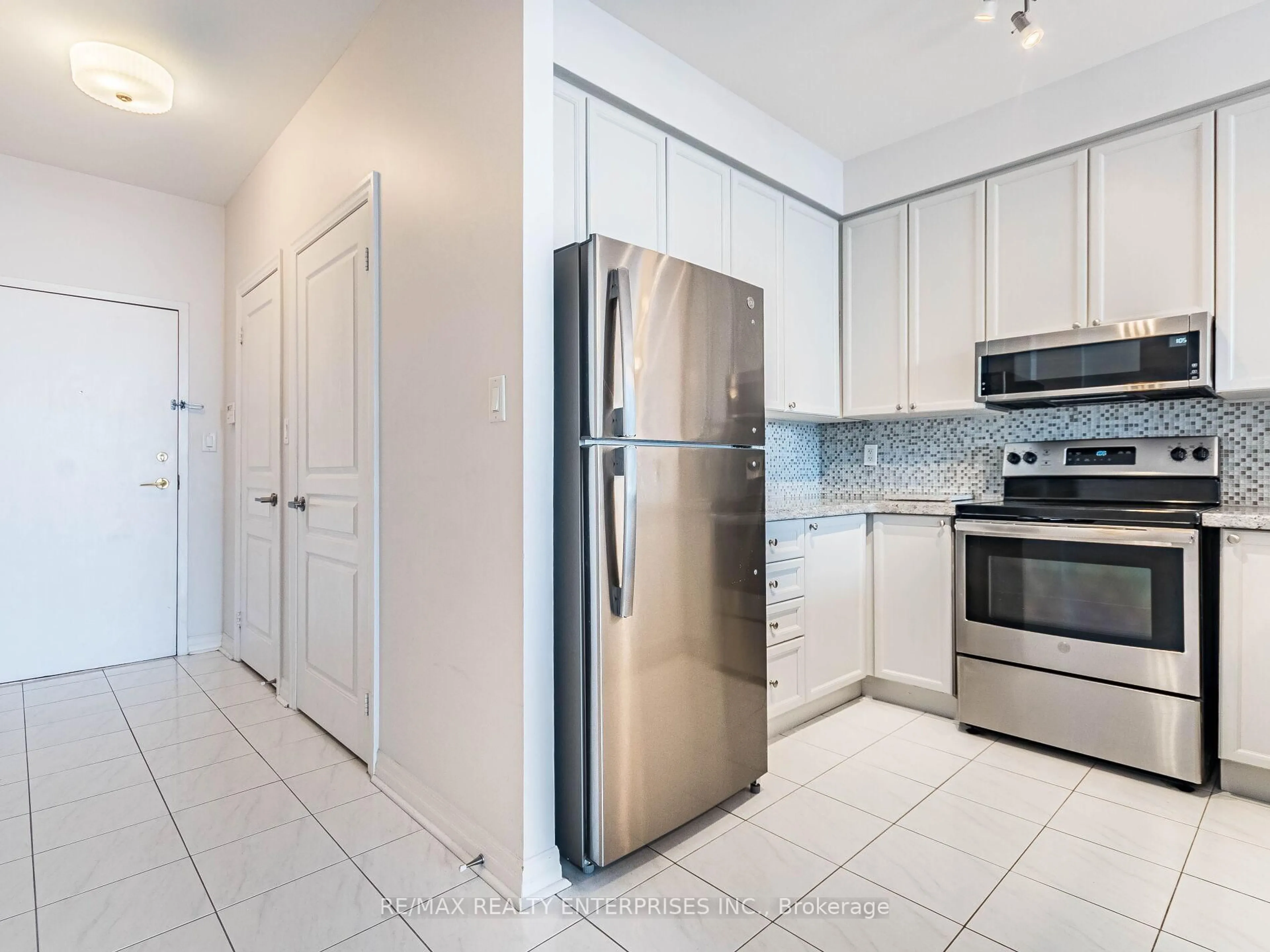 Standard kitchen, ceramic/tile floor for 70 Port St #605, Mississauga Ontario L5G 4V8