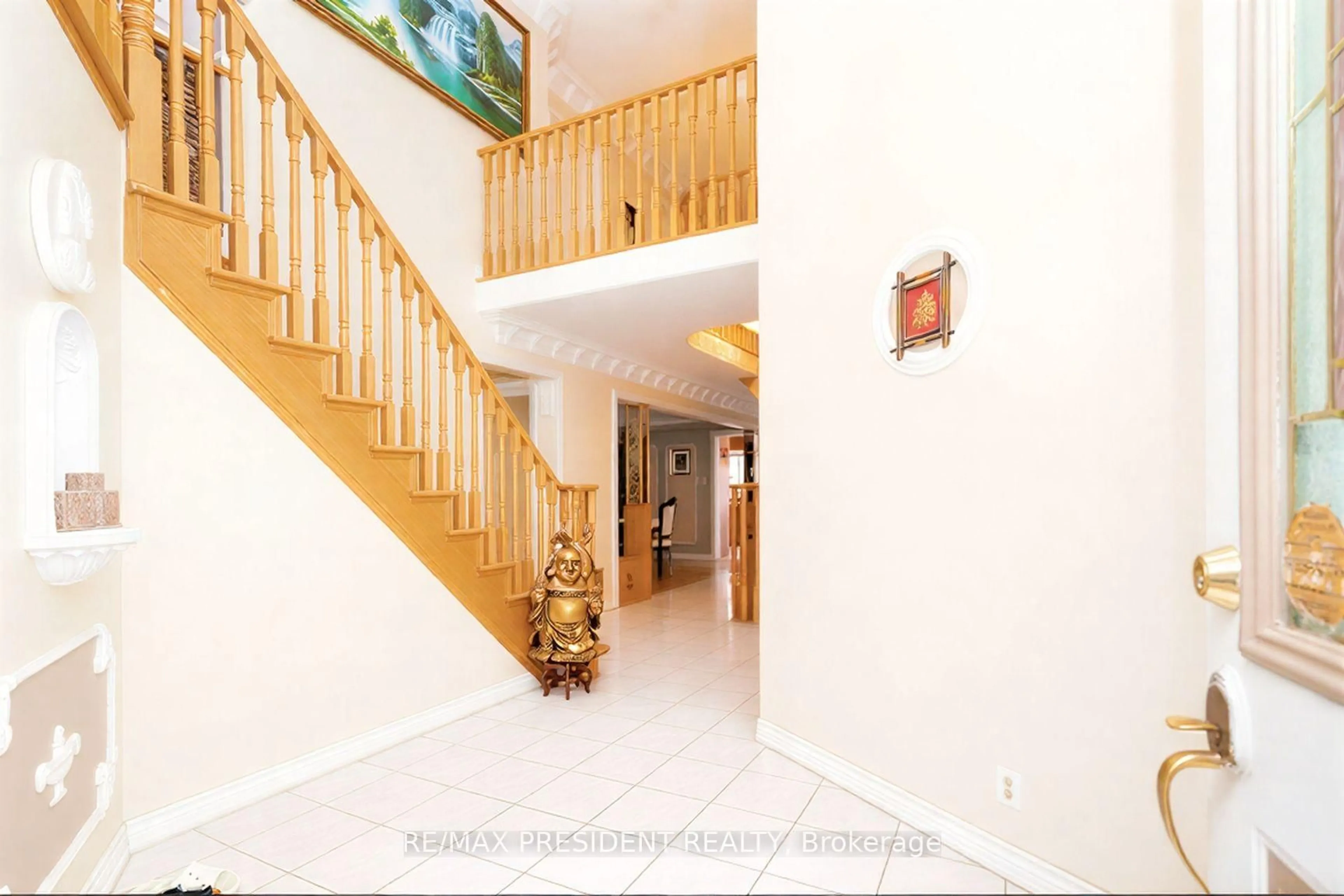 Indoor foyer for 3211 Bloomfield Dr, Mississauga Ontario L5N 6V2