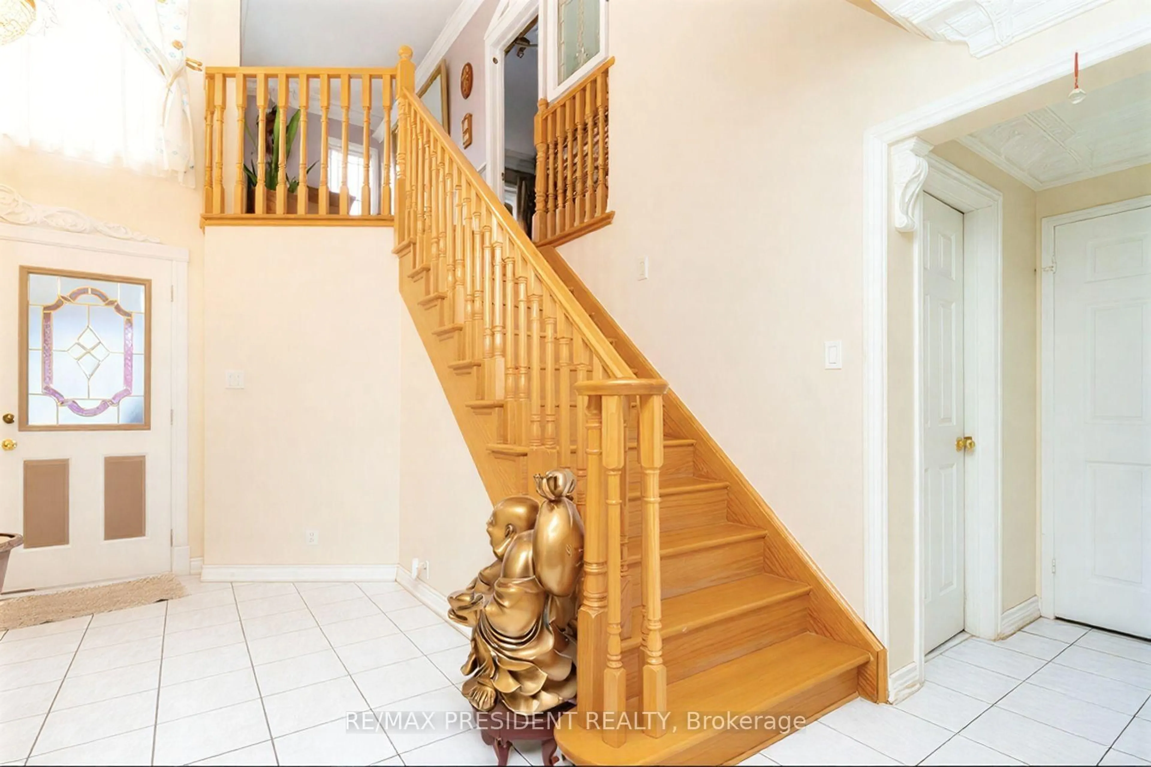Indoor foyer for 3211 Bloomfield Dr, Mississauga Ontario L5N 6V2