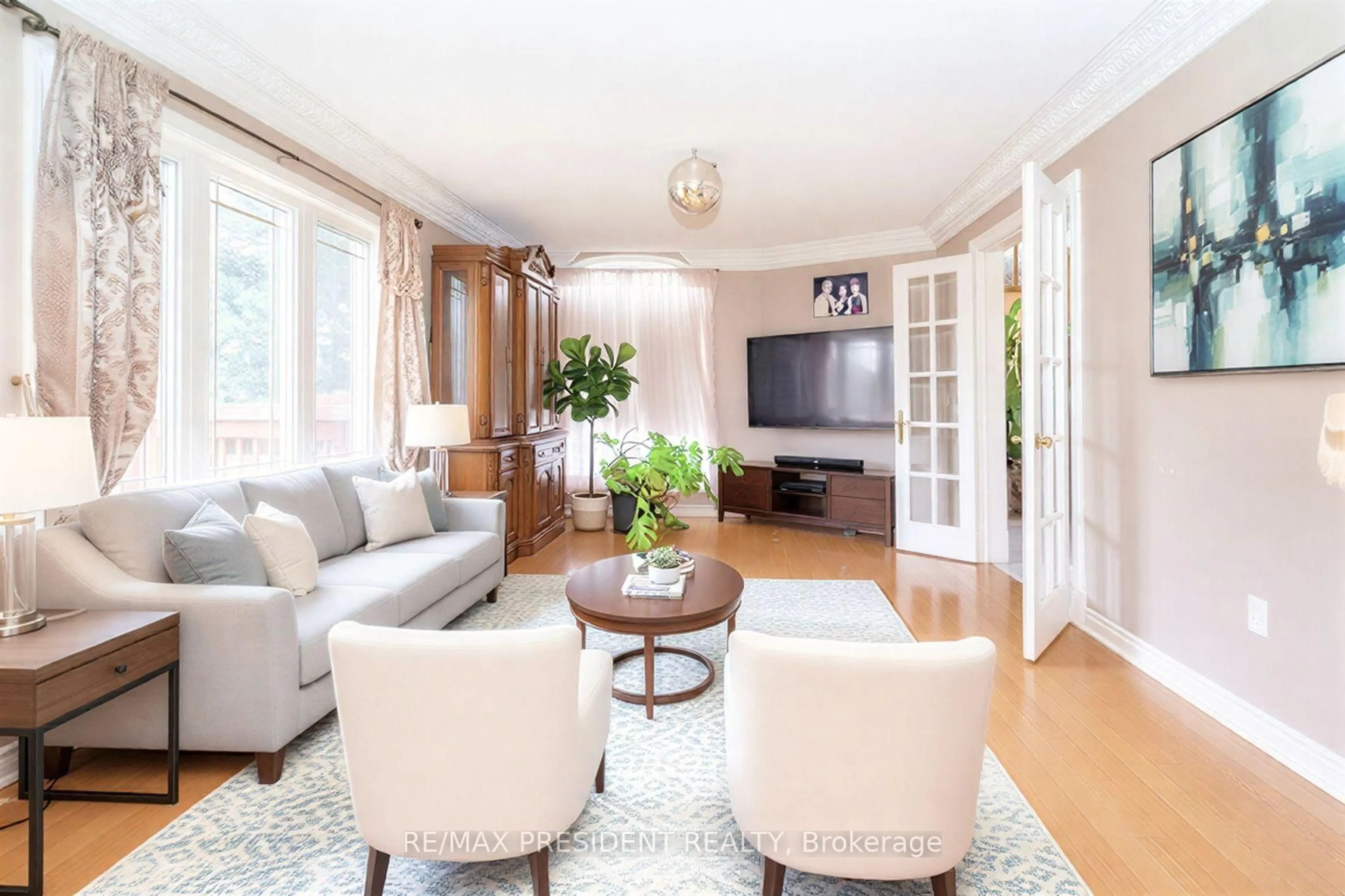 Living room with furniture, wood/laminate floor for 3211 Bloomfield Dr, Mississauga Ontario L5N 6V2