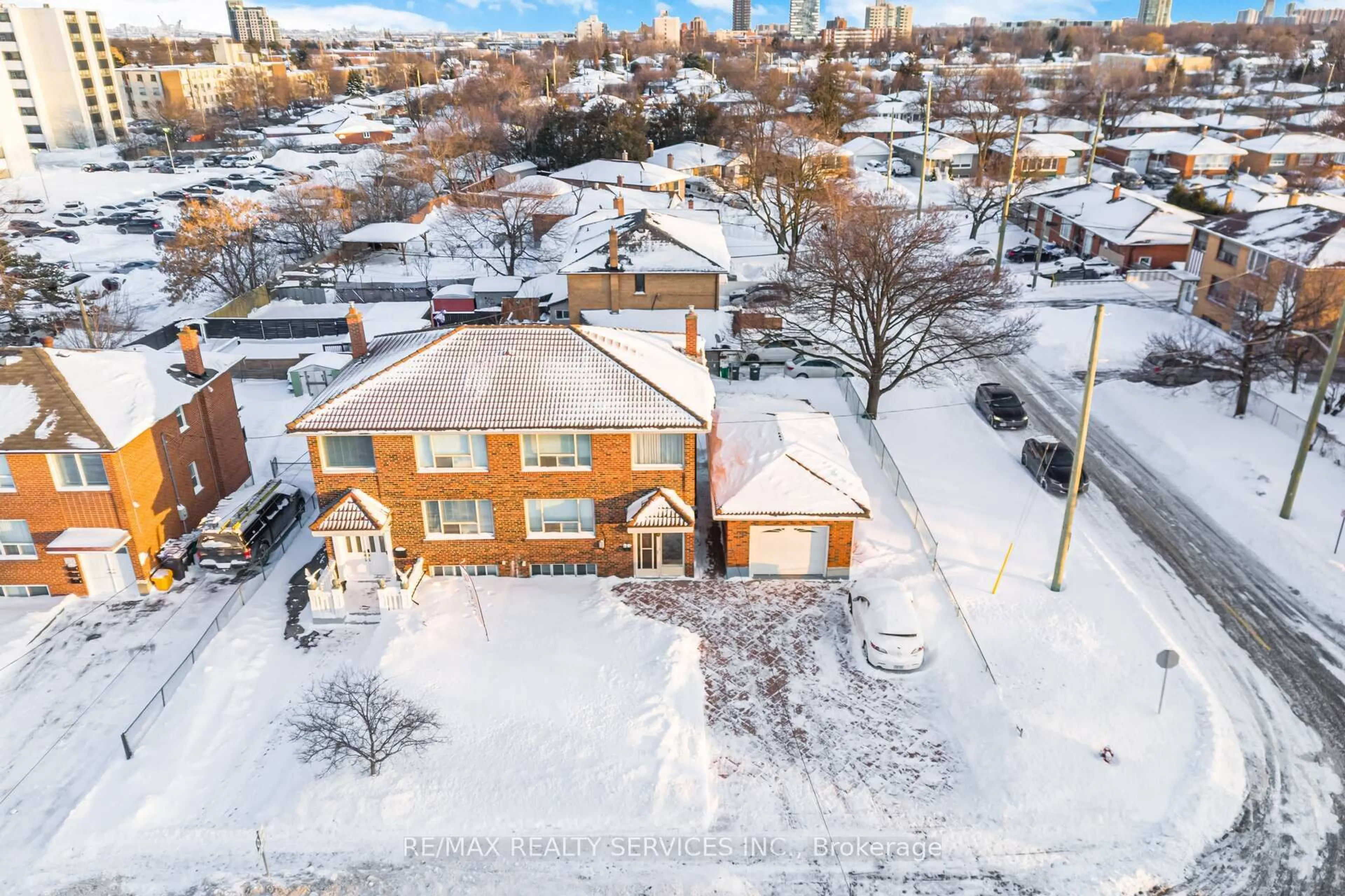 A pic from outside/outdoor area/front of a property/back of a property/a pic from drone, street for 183 Vodden St, Brampton Ontario L6V 1M9