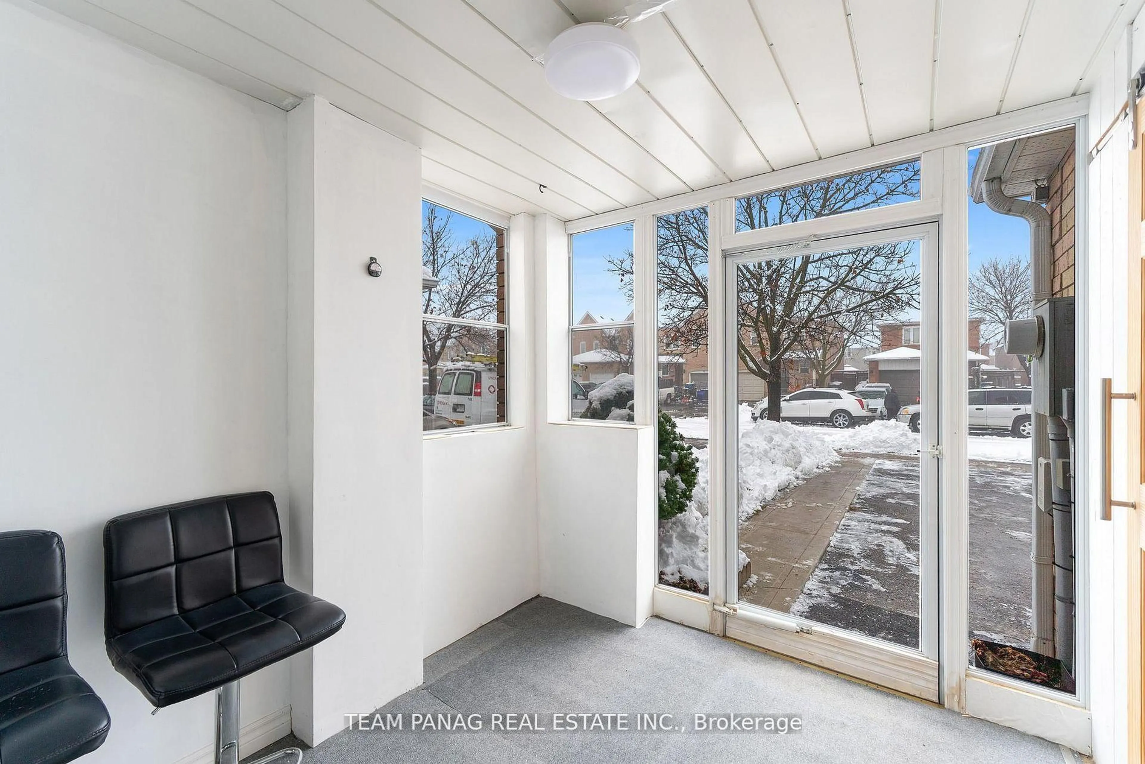 Indoor entryway for 71 Muirland Cres, Brampton Ontario L6X 4P3