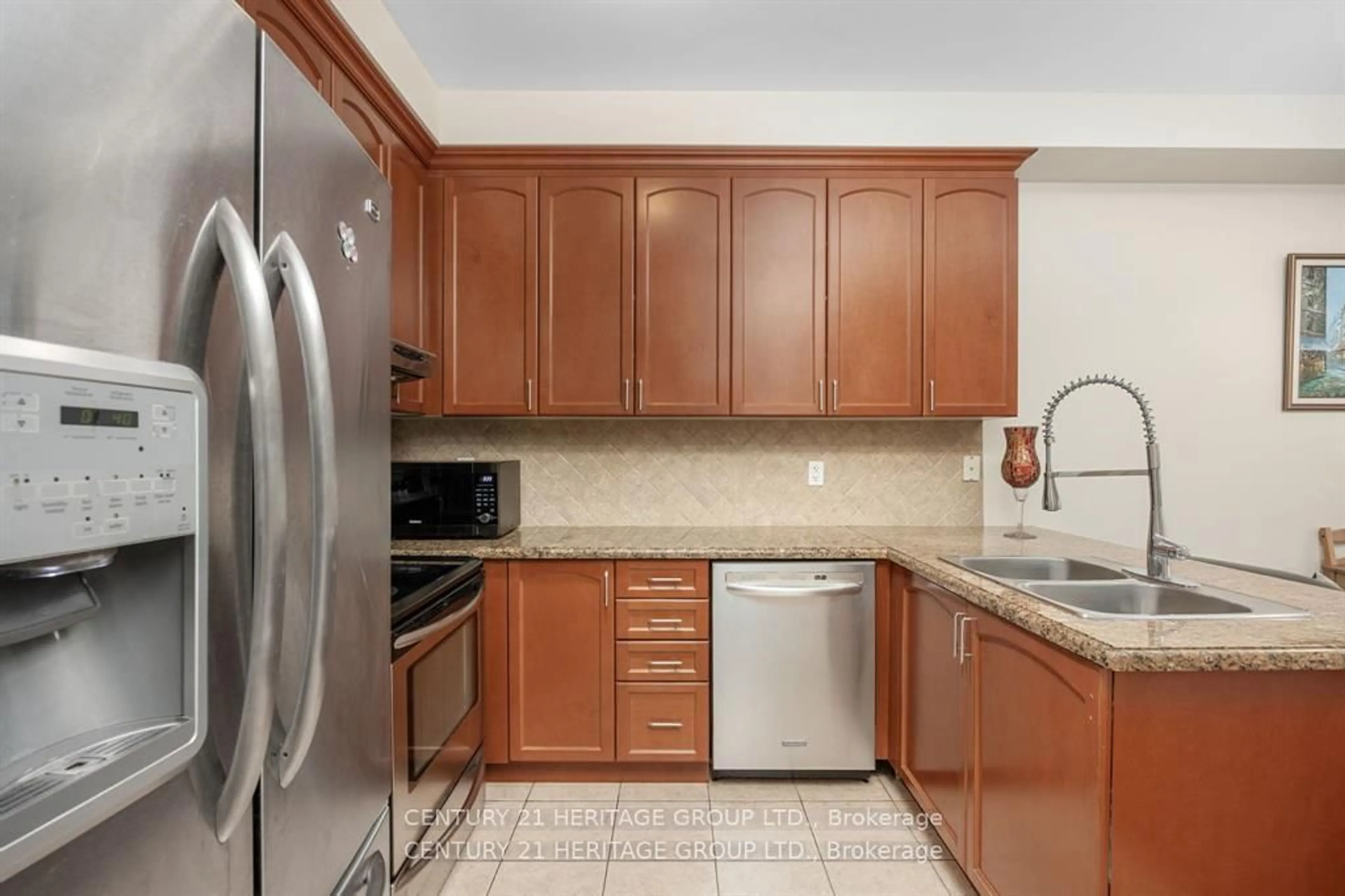 Standard kitchen, ceramic/tile floor for 5182 Angel Stone Dr, Mississauga Ontario L5M 0L4