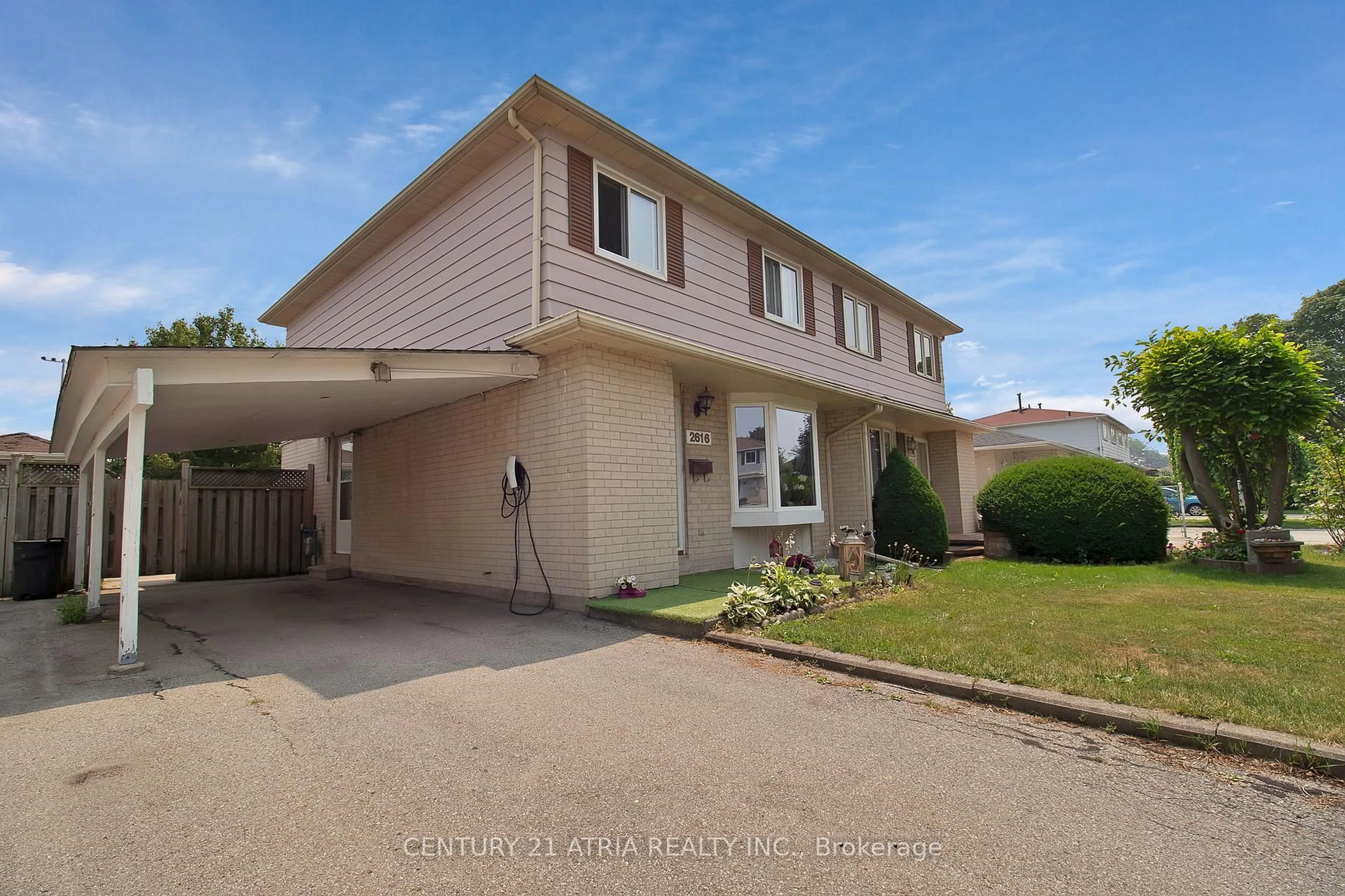 Home with vinyl exterior material, street for 2616 Widemarr Rd, Mississauga Ontario L5J 1M3