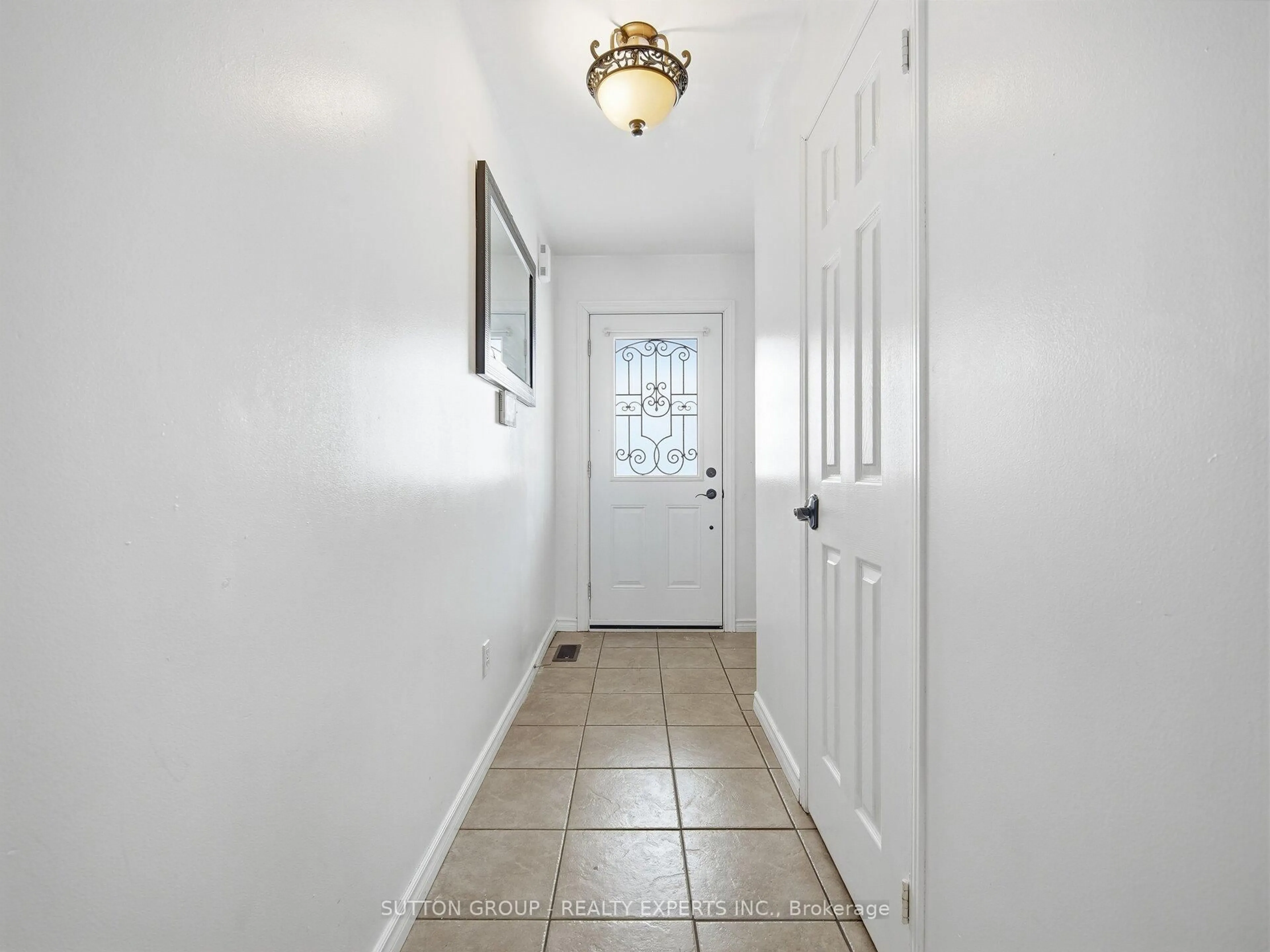 Indoor entryway for 45 Ridgefield Crt, Brampton Ontario L6P 1B4