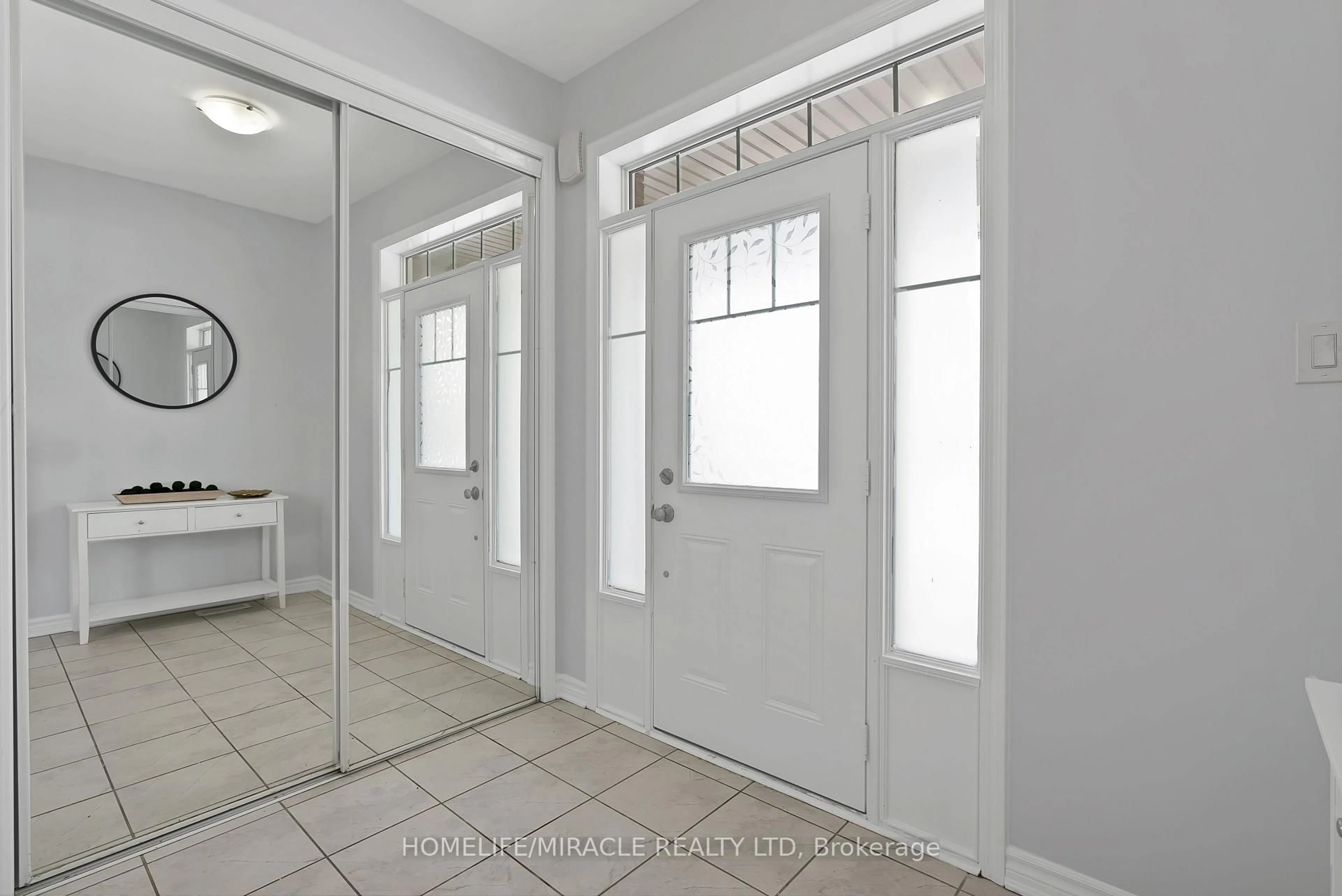 Indoor entryway for 12 Ringway Rd, Brampton Ontario L7A 4T4