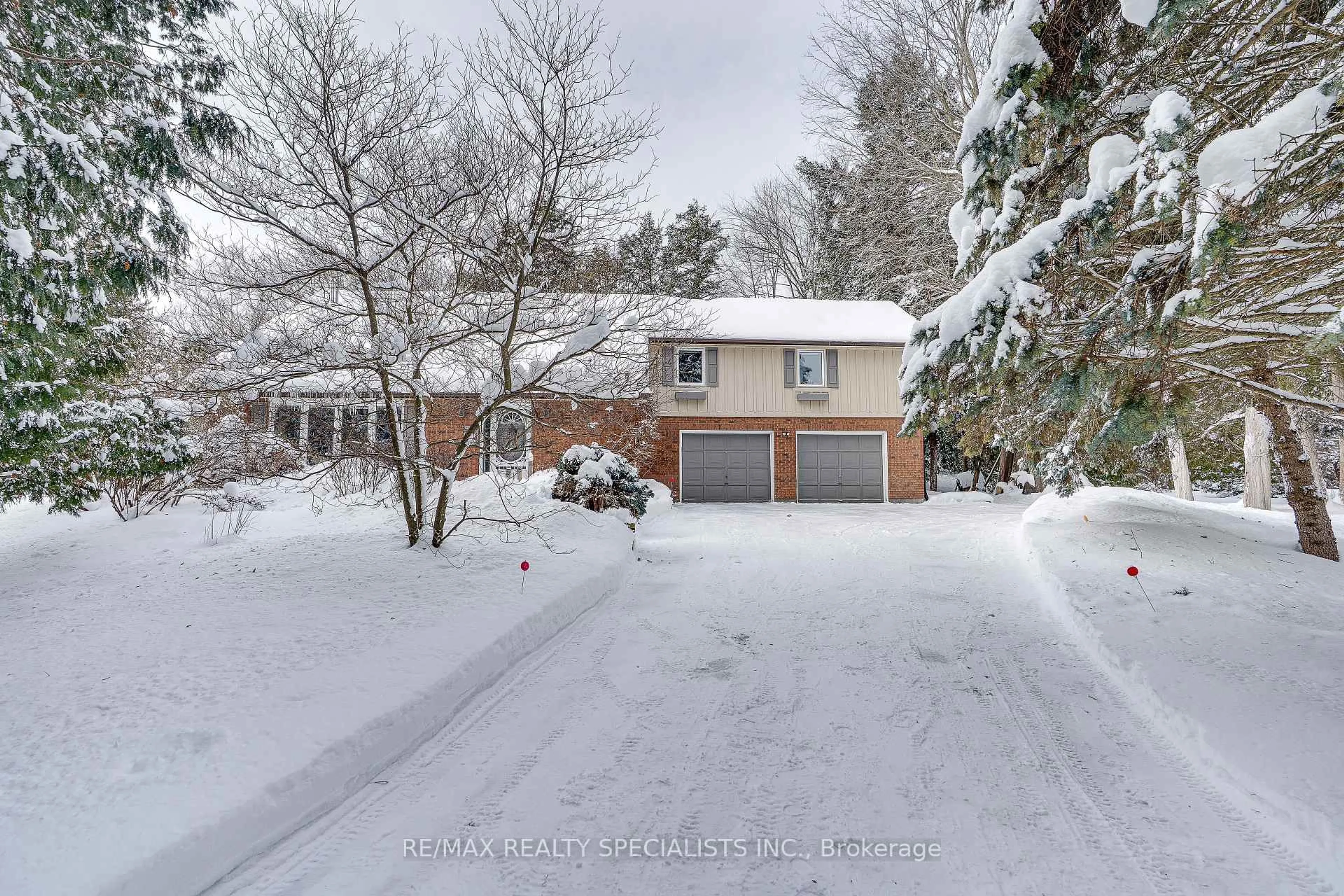 A pic from outside/outdoor area/front of a property/back of a property/a pic from drone, street for 37 George Cres, Caledon Ontario L7C 1G3