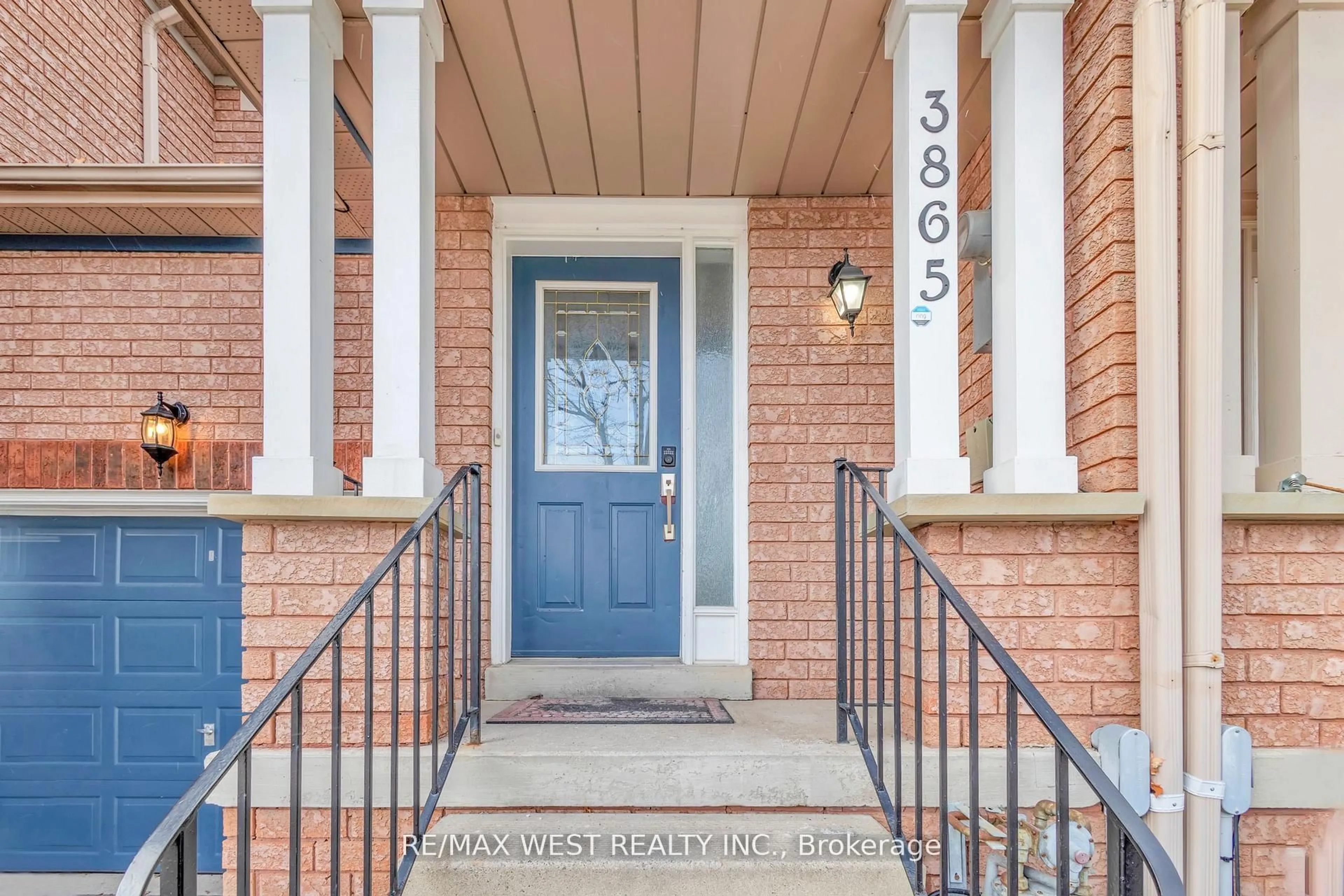 Indoor entryway for 3865 Allcroft Rd, Mississauga Ontario L5N 7E3