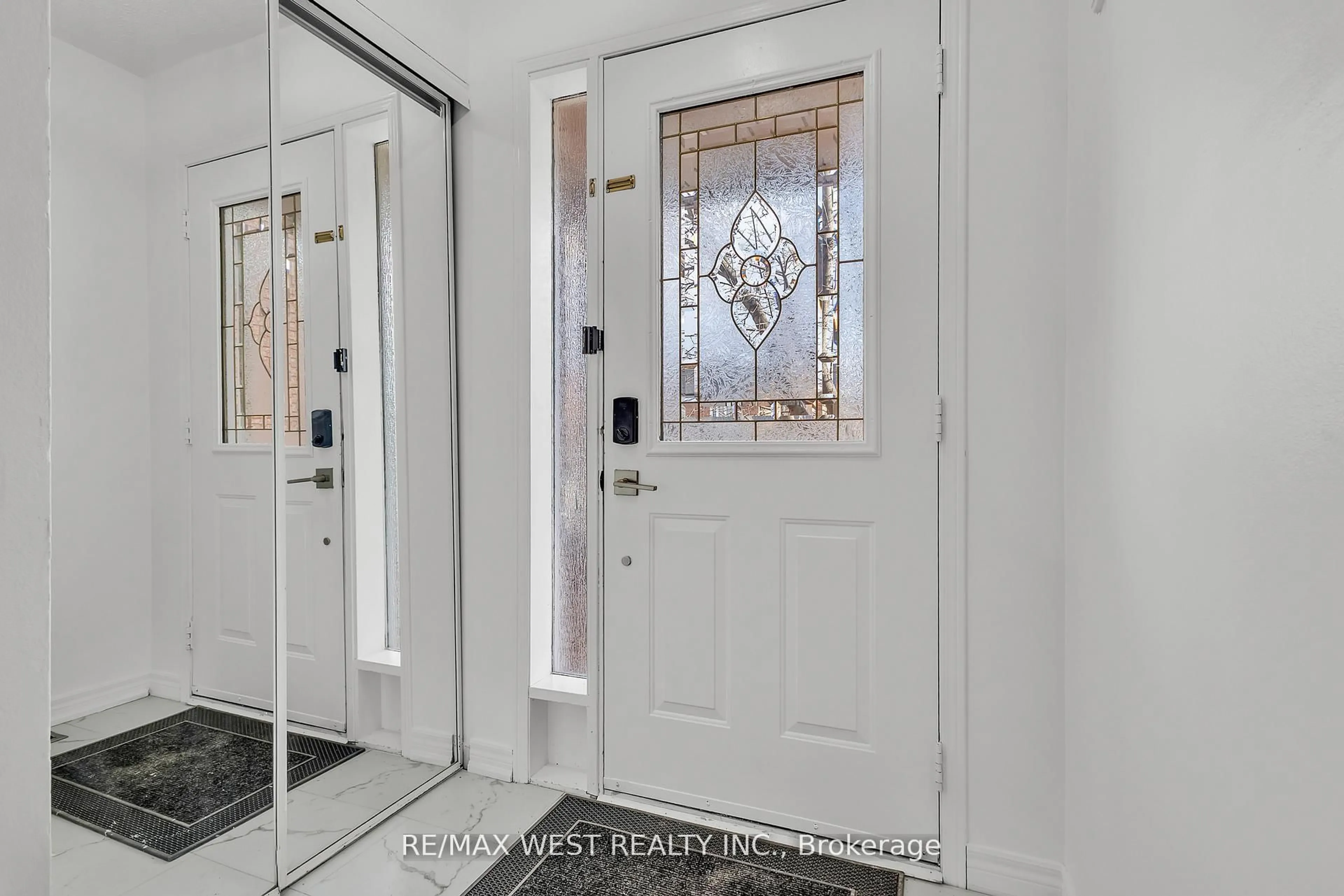 Indoor entryway for 3865 Allcroft Rd, Mississauga Ontario L5N 7E3