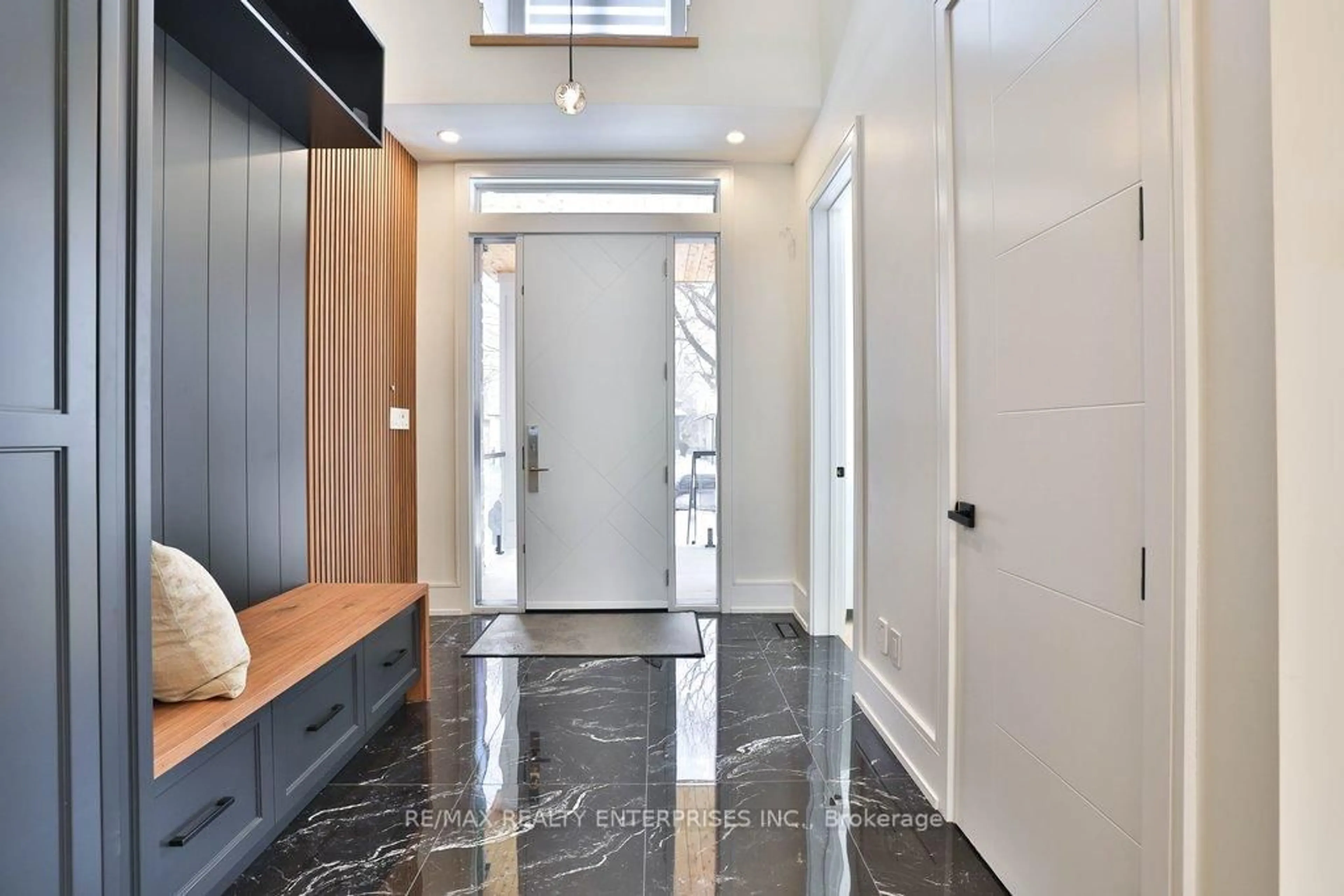 Indoor foyer for 1438 Garnet Ave, Mississauga Ontario L5G 4C6