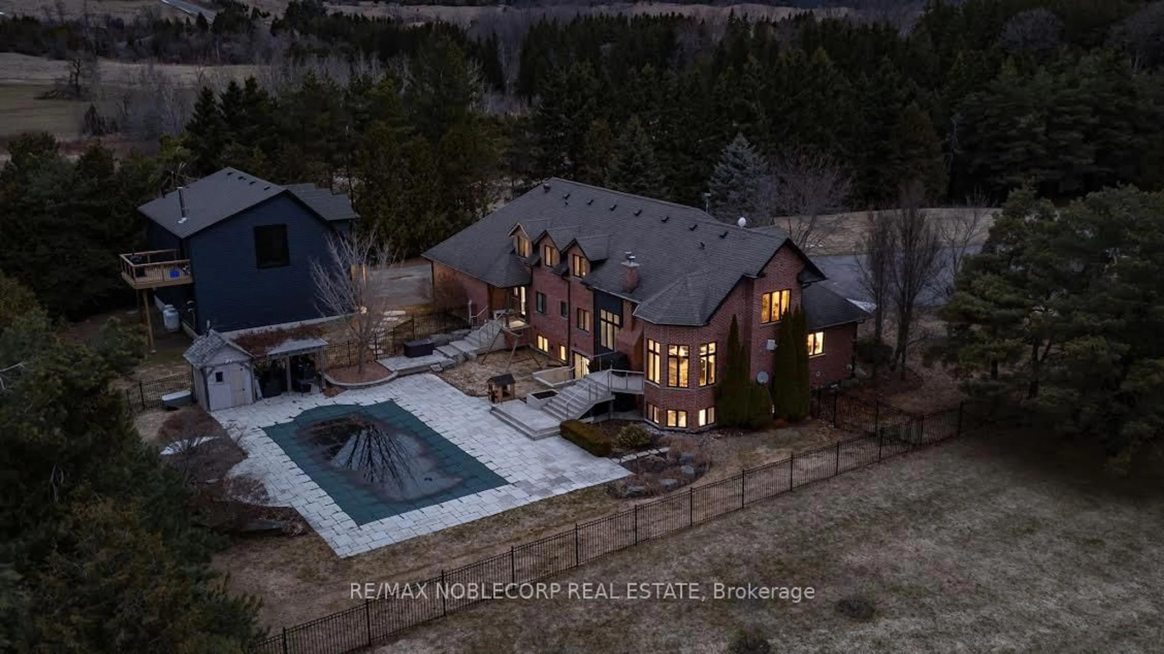 A pic from outside/outdoor area/front of a property/back of a property/a pic from drone, unknown for 17088 Horseshoe Hill Rd, Caledon Ontario L7C 2N6